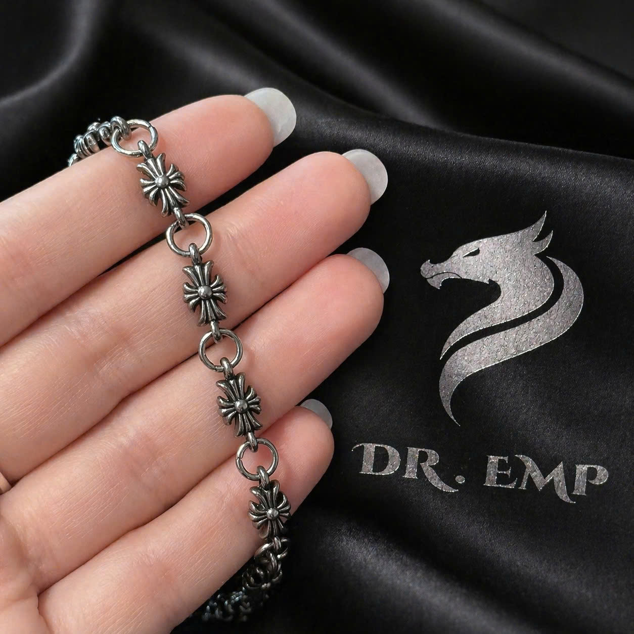 vòng tay chrome heart charm vừa mạ bạc khoá lồng ghép.