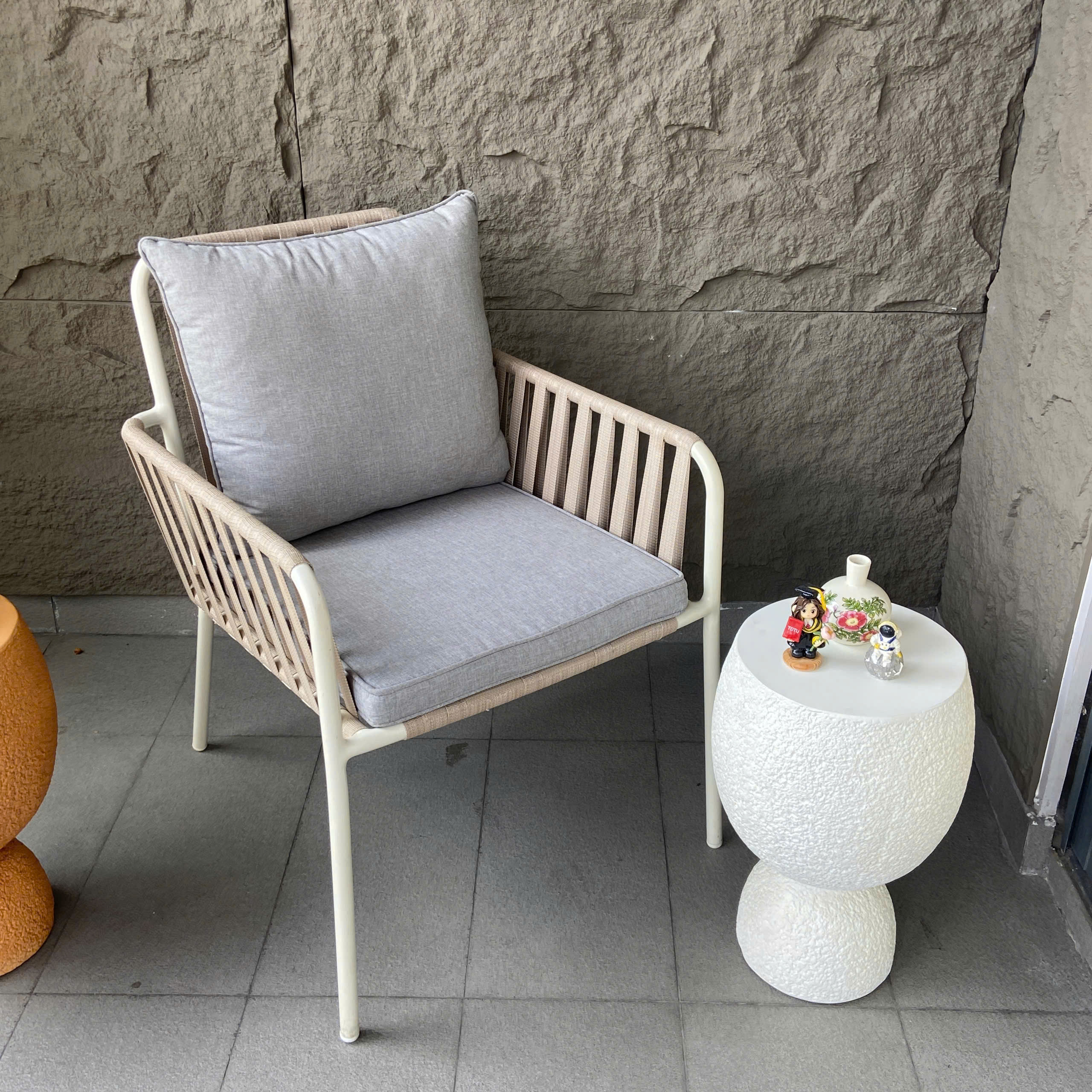 Bàn trang trí Greta Mid-Century Modern Table Màu Trắng - Đá xi măng_thumbnail_3