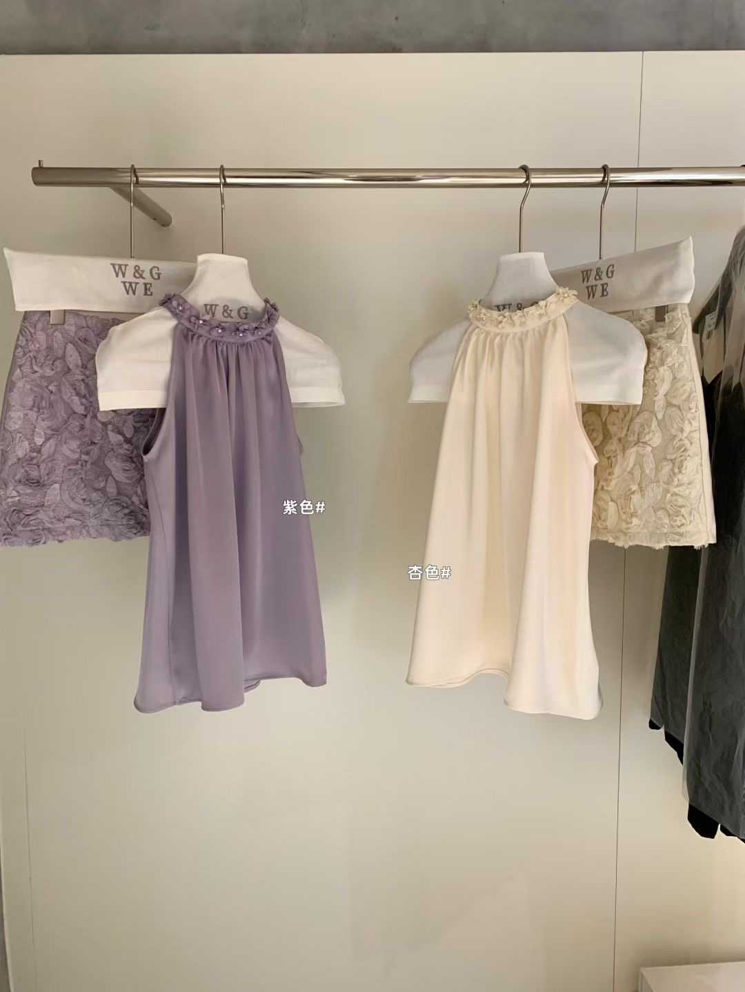 Set áo sơ mi yếm cổ dựng đính hoa + chân váy xòe A dáng ngắn hoa nổi WGWE_thumbnail_2