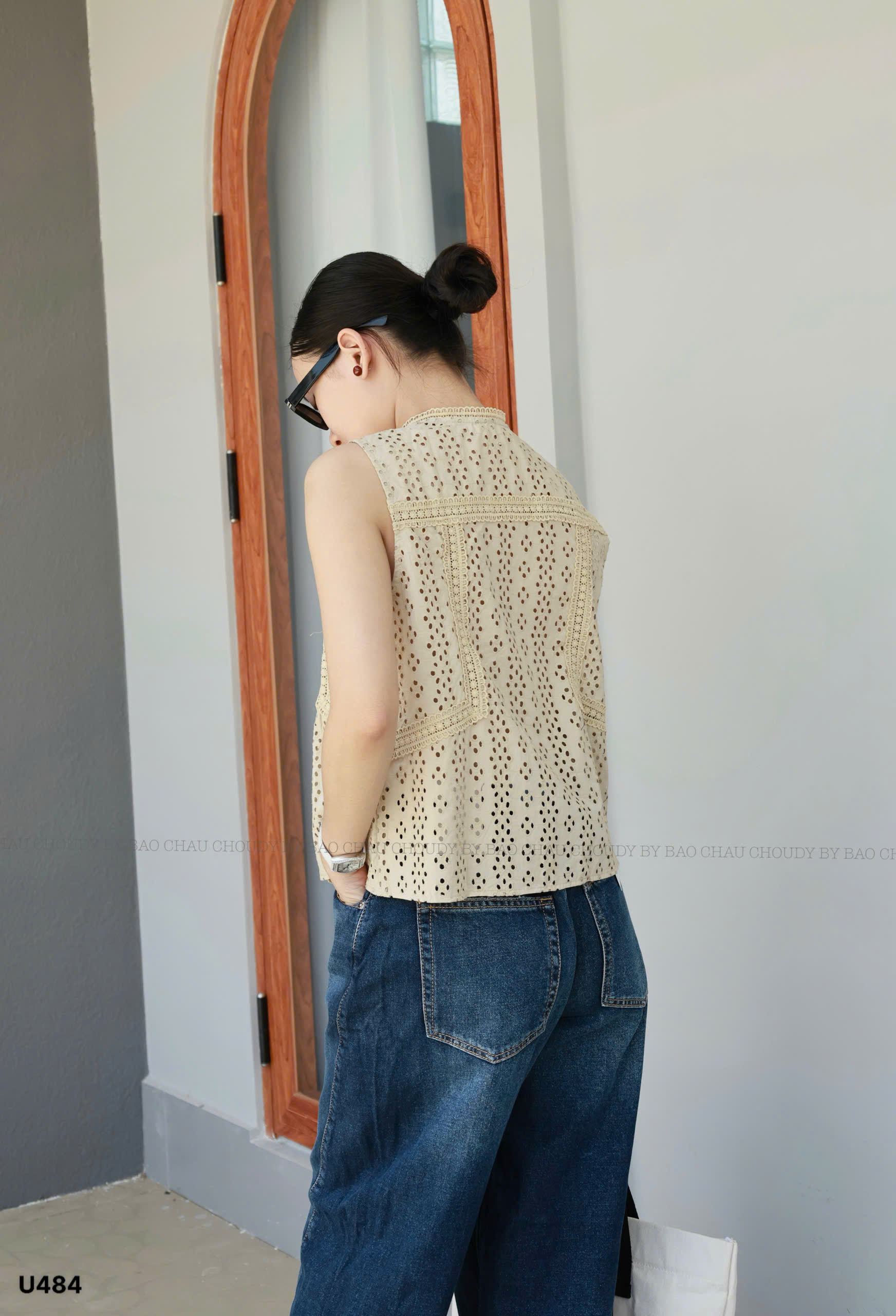 U484 ÁO ĐỤC LỖ 2 MÀU_thumbnail_11