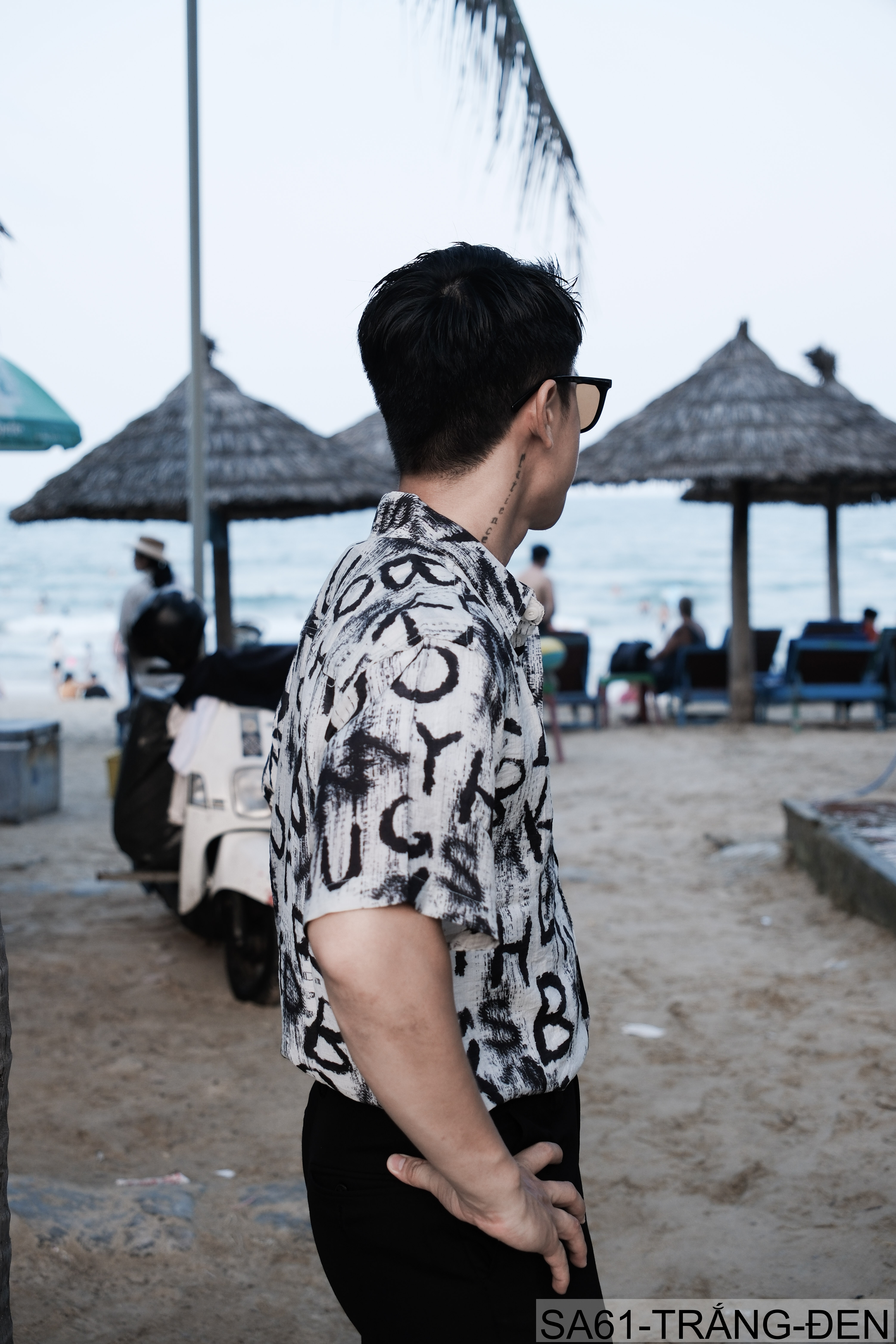 SA61 - Áo sơ mi nam tay ngắn in chữ nghệ thuật, form rộng, chất viscose mát mẻ, phối màu trắng đen_thumbnail_3