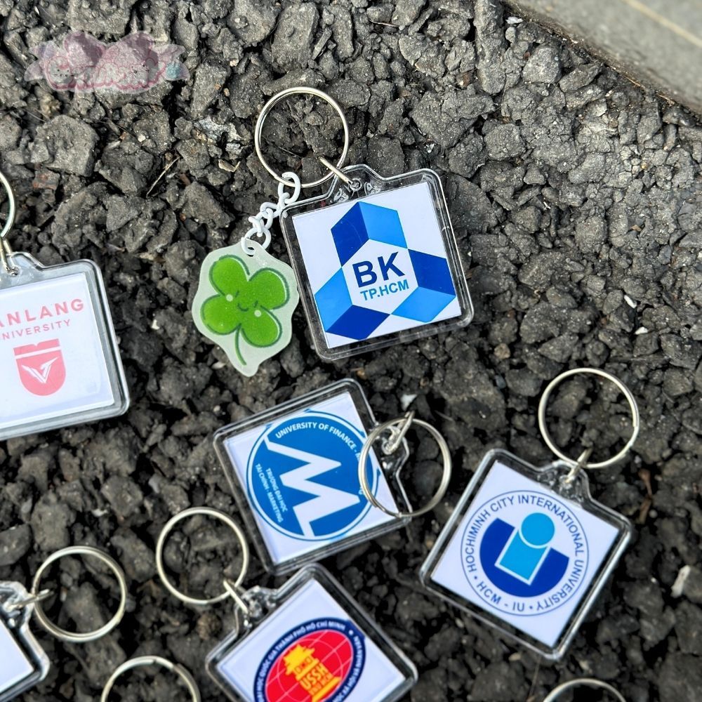 Móc khóa vuông - LOGO TRƯỜNG ĐẠI HỌC kèm charm cỏ may mắn_thumbnail_3