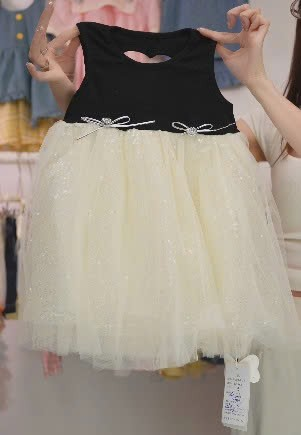 D241 - Váy sát nách đen liền voan kem