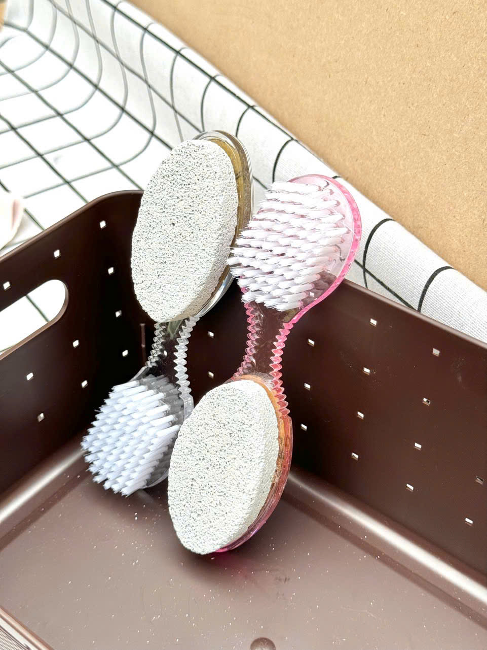 ĐÁ BỌT KÈM BÀN CHẢI CHÀ CHÂN CARE SERIES