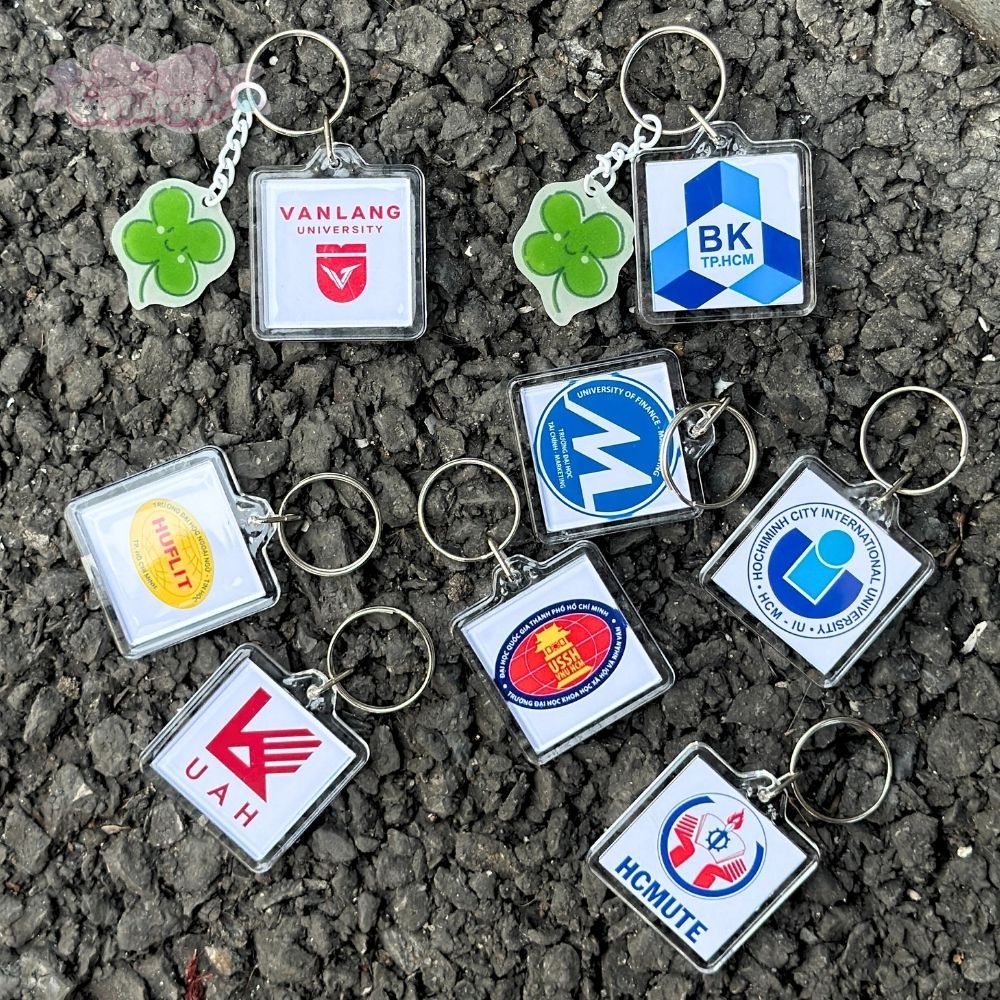Móc khóa vuông - LOGO TRƯỜNG ĐẠI HỌC kèm charm cỏ may mắn_thumbnail_2