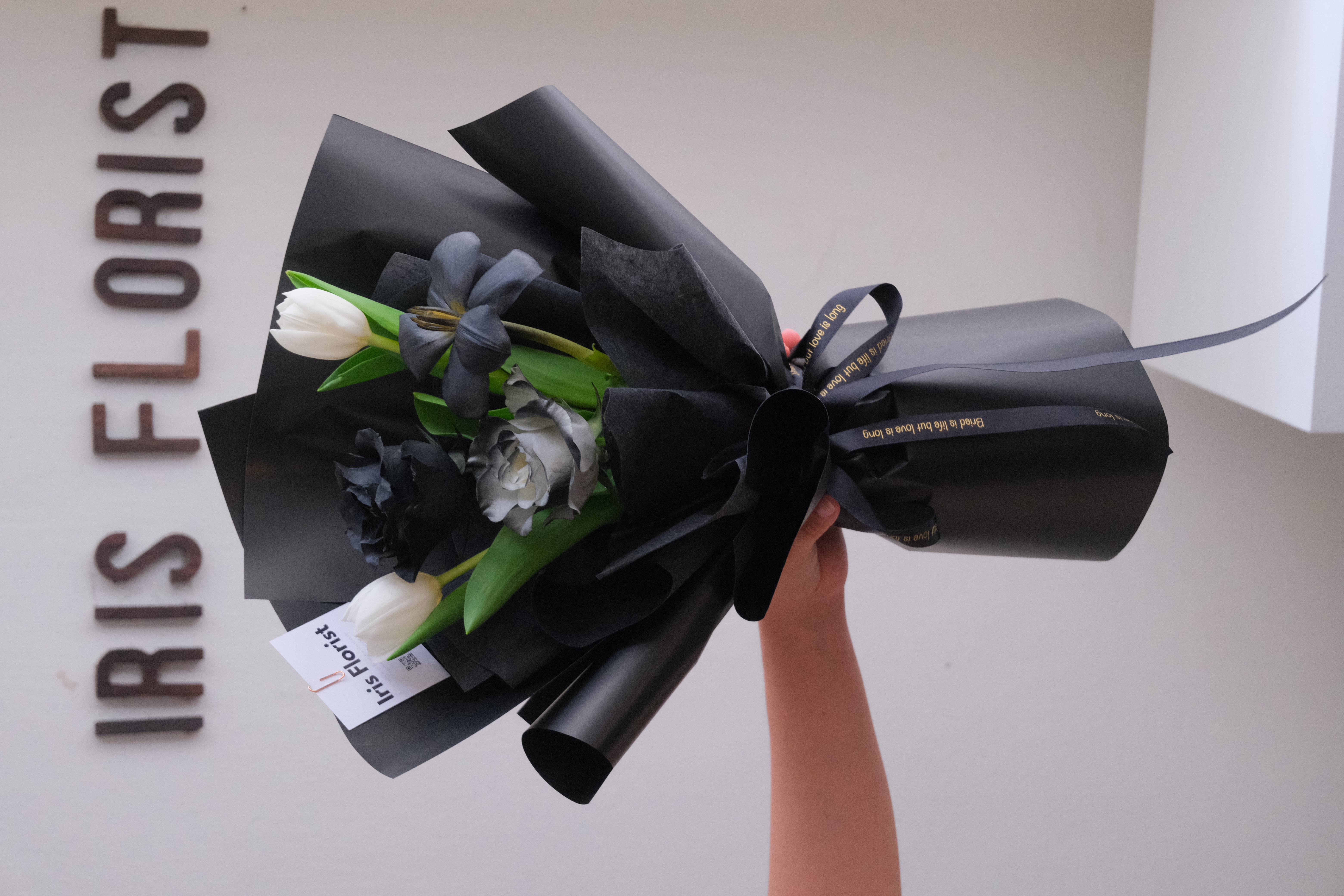 Bó hoa tulip mix hoa hồng (đen trắng)