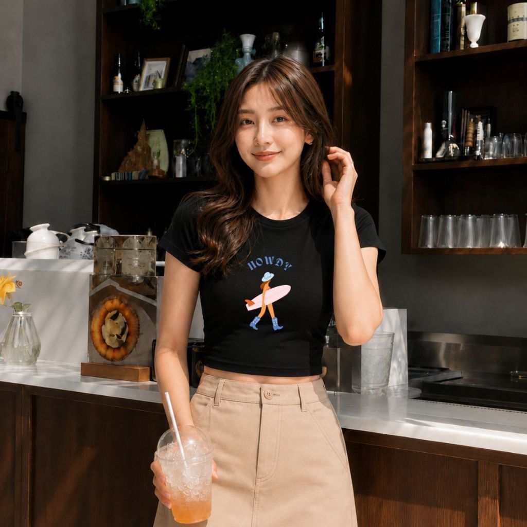 [Form Ôm] Áo croptop hình cô gái cầm ván lướt và chữ 'Howdy'- Loza CR8605_thumbnail_0