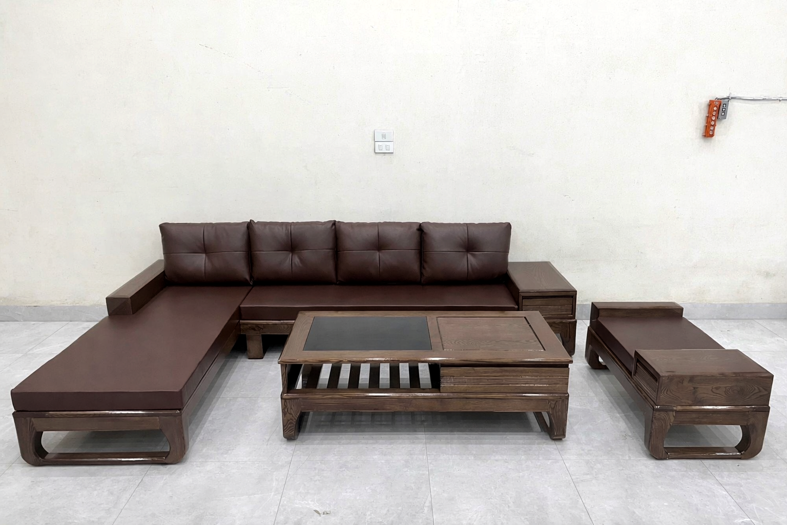Sofa góc L chân Quỳ vế phải màu óc chó, đệm da màu cafe