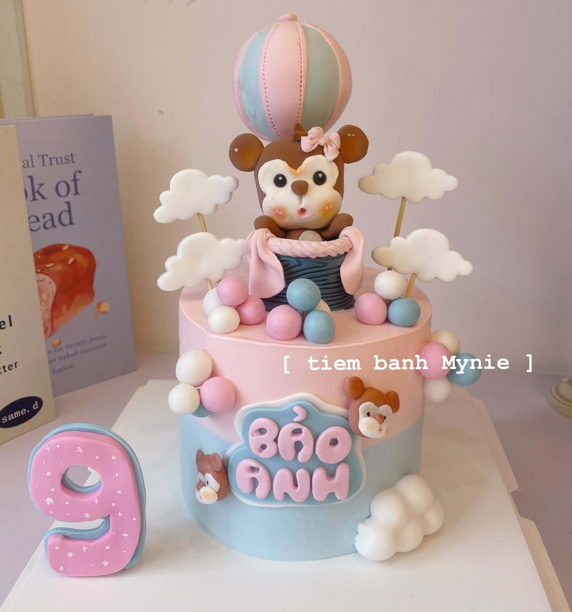 Bánh cho bé gái tone hồng mix xanh dương nhân vật khỉ dễ thương