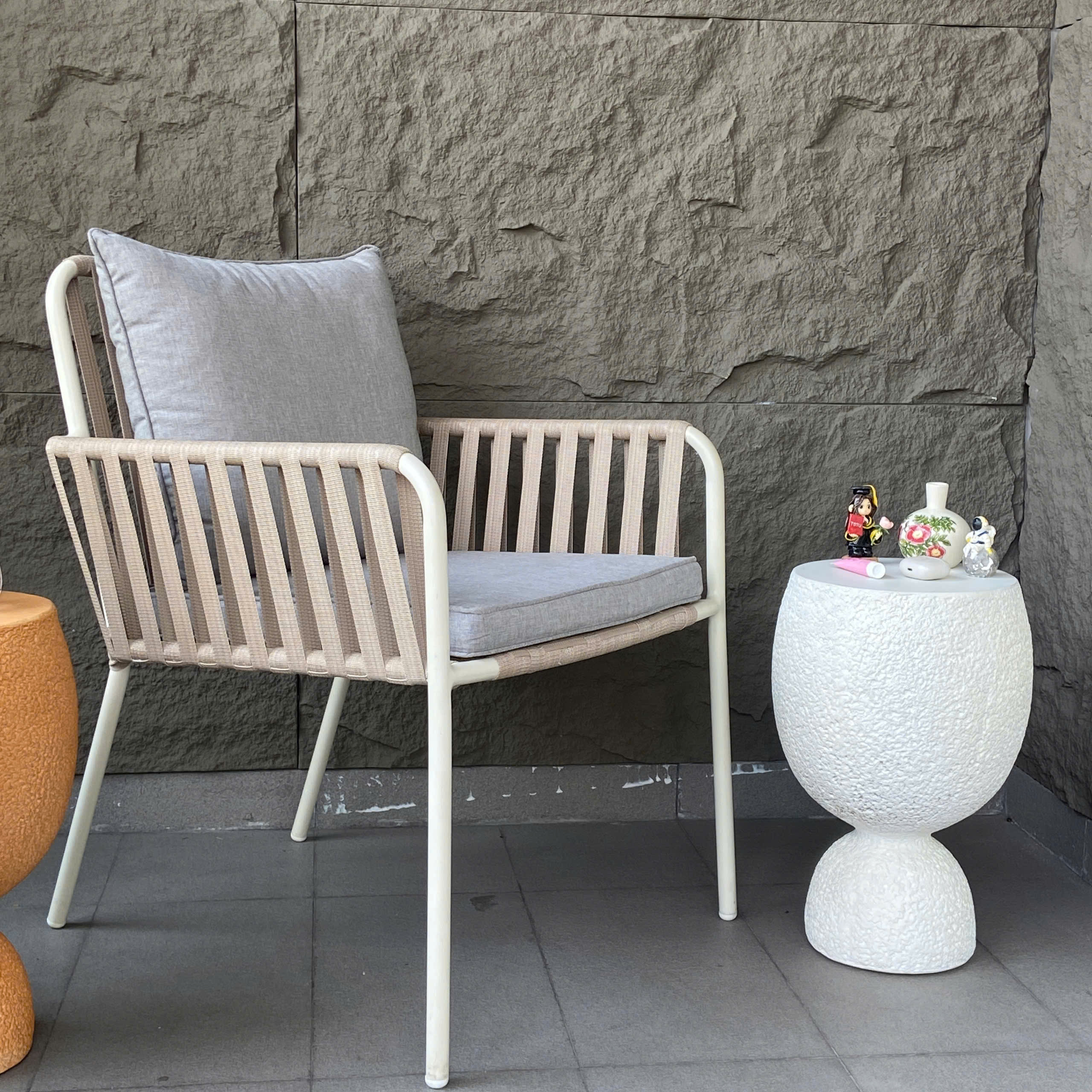 Bàn trang trí Greta Mid-Century Modern Table Màu Trắng - Đá xi măng