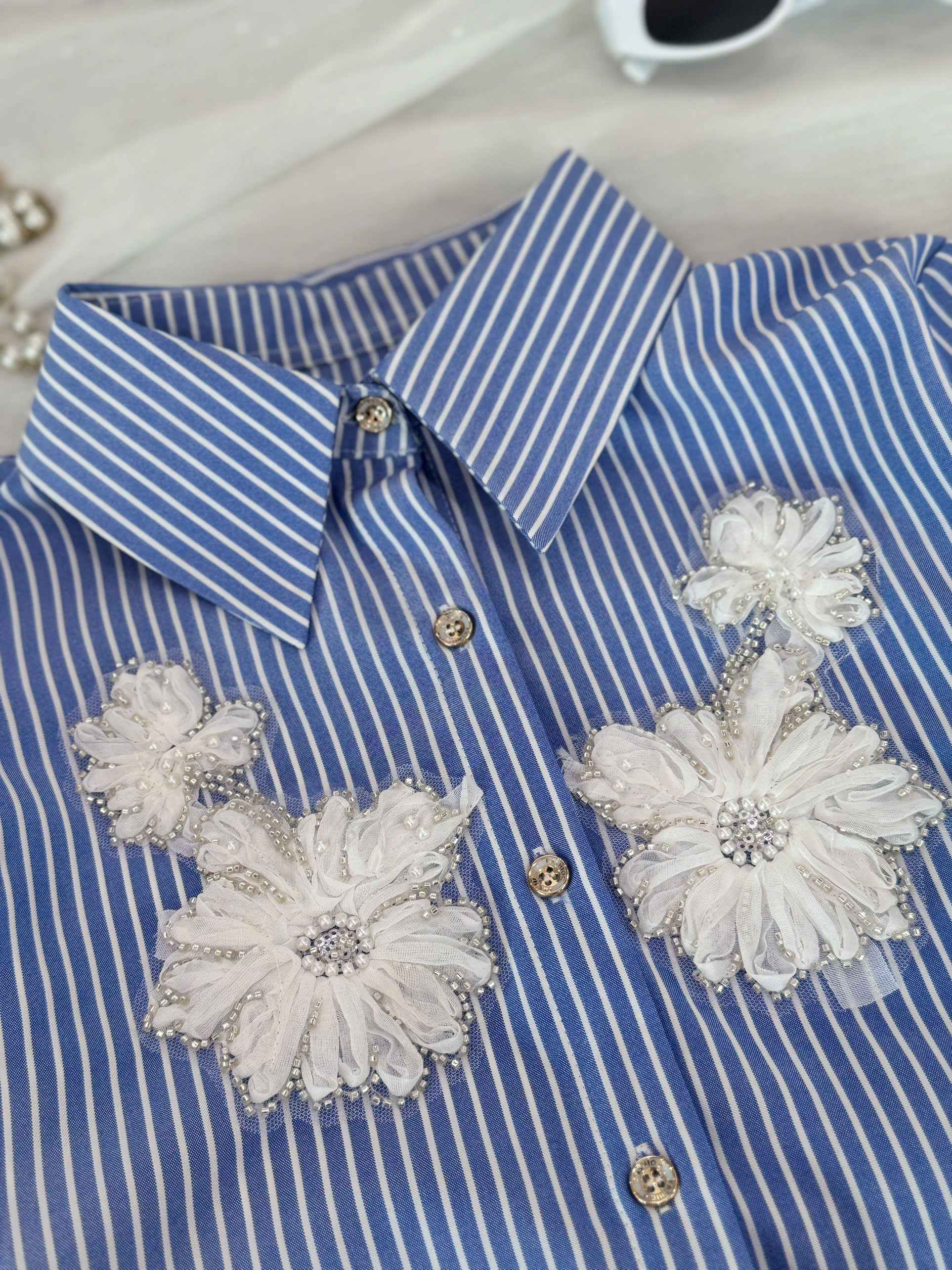 Sơ Mi Kẻ Sọc Đính Hoa_thumbnail_2