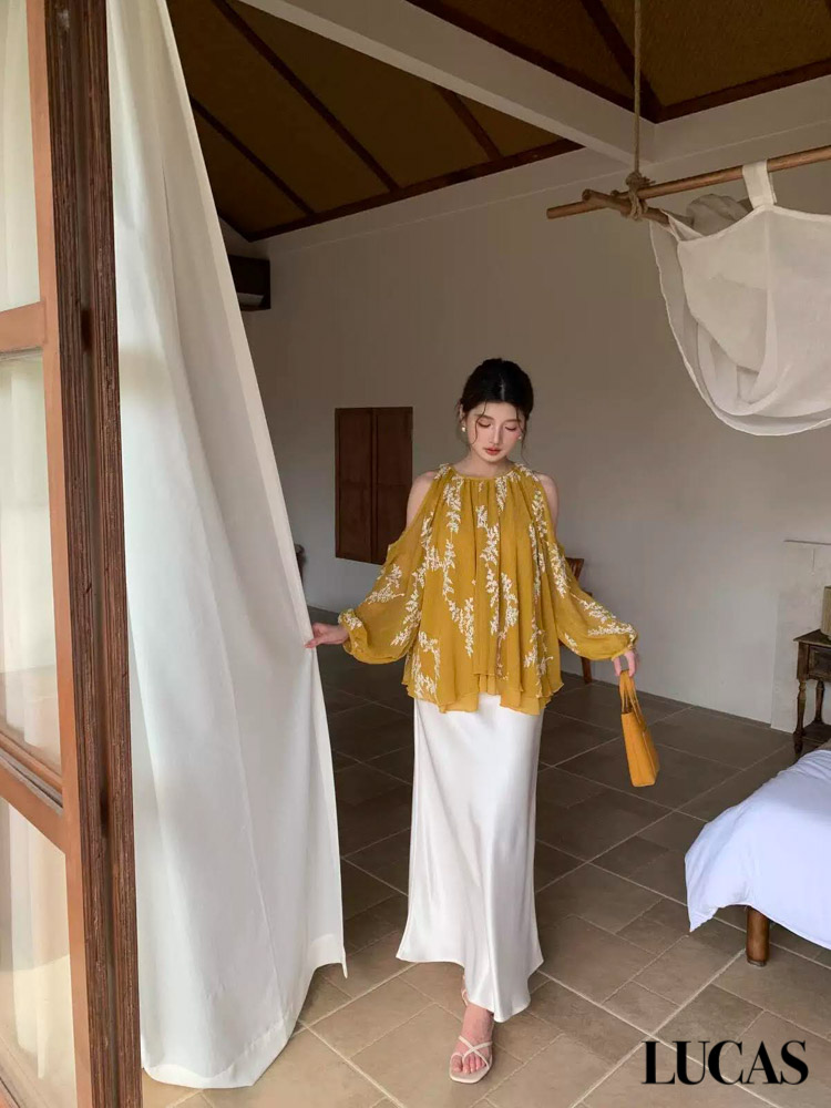 Áo sơ mi voan thêu hoa trắng cổ tròn dáng suông tay bồng cut out vai