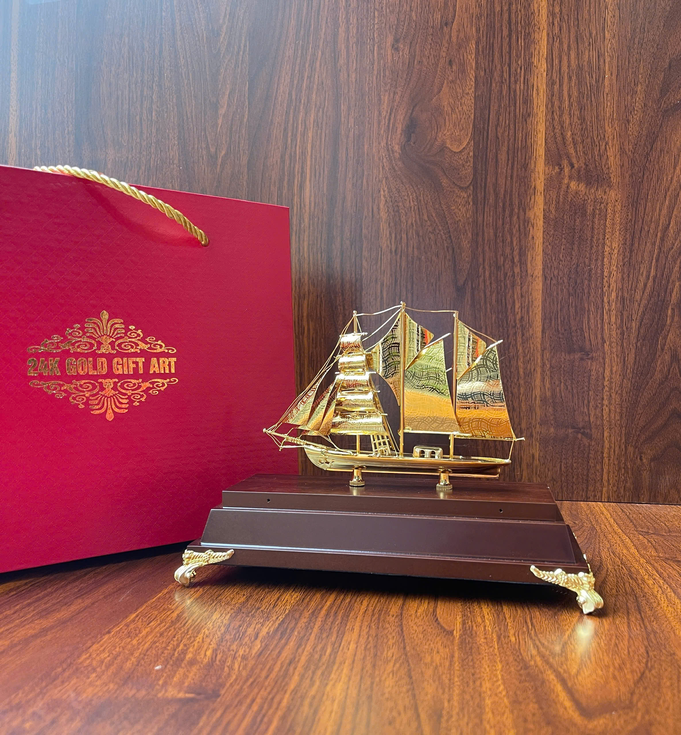 Mô hình thuyền buồm dát vàng 24k KT 22 X 18 CM _thumbnail_2