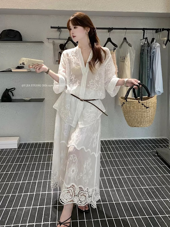 Lucas - Set áo ren cổ tim dáng dài cài cúc + chân váy thêu ren dáng xòe dài phối gấu YJIA