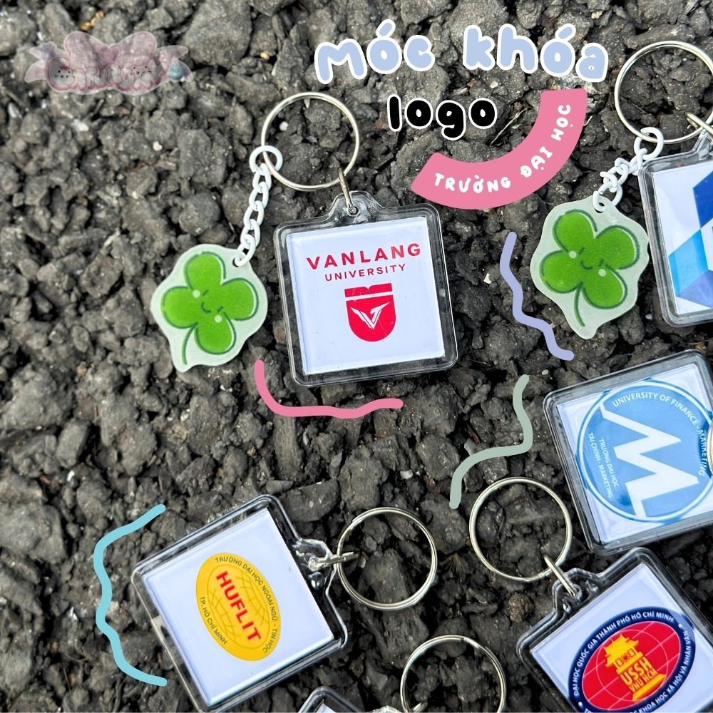 Móc khóa vuông - LOGO TRƯỜNG ĐẠI HỌC kèm charm cỏ may mắn