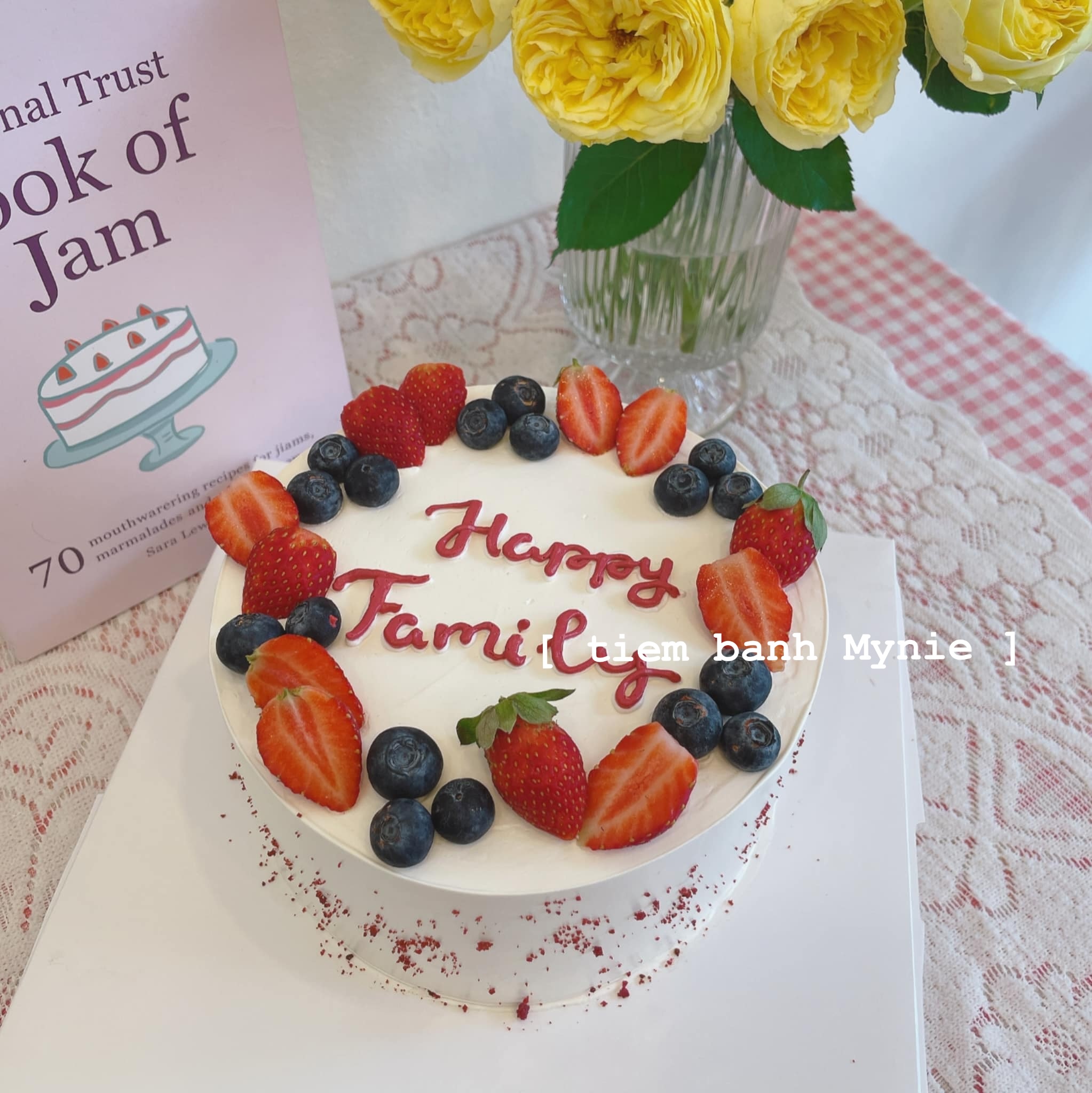 Bánh kem trang trí dâu tây mix việt quất TT0014