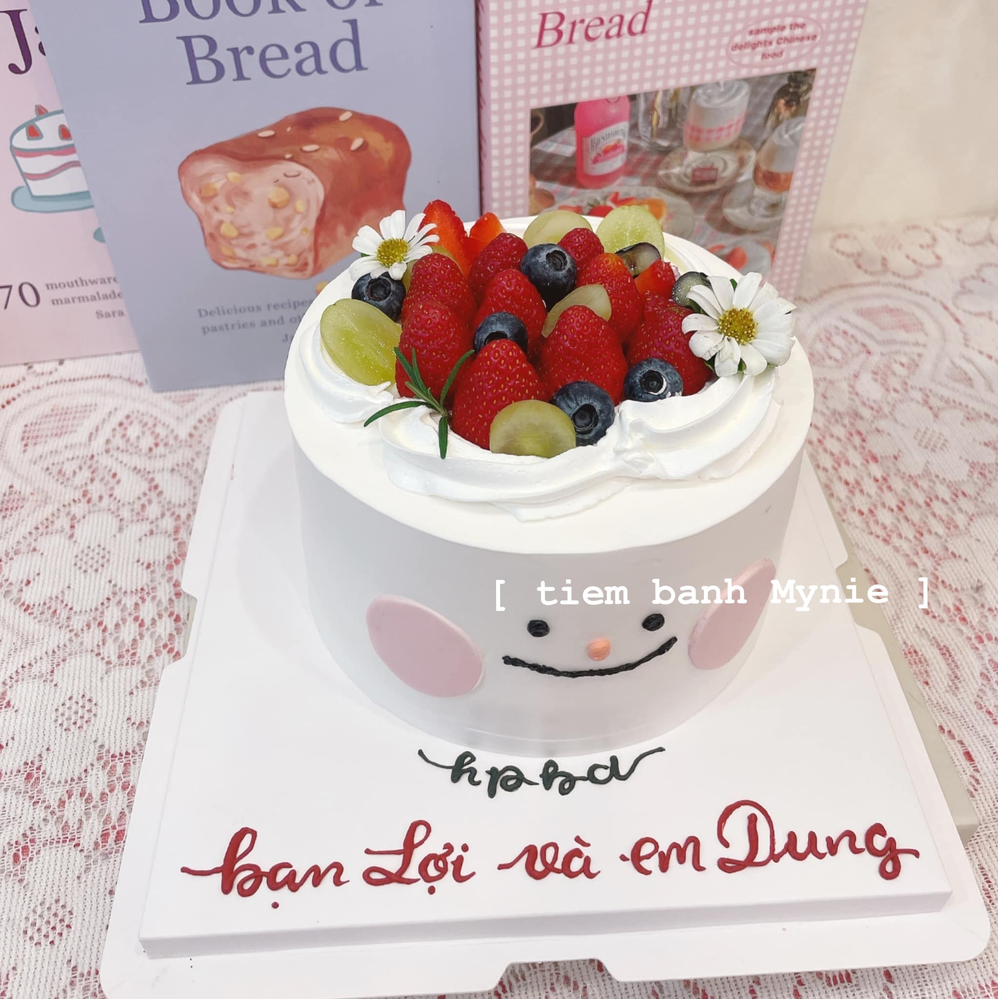 Bánh kem trang trí trái cây mix dâu tây, nho xanh và việt quất TT0008