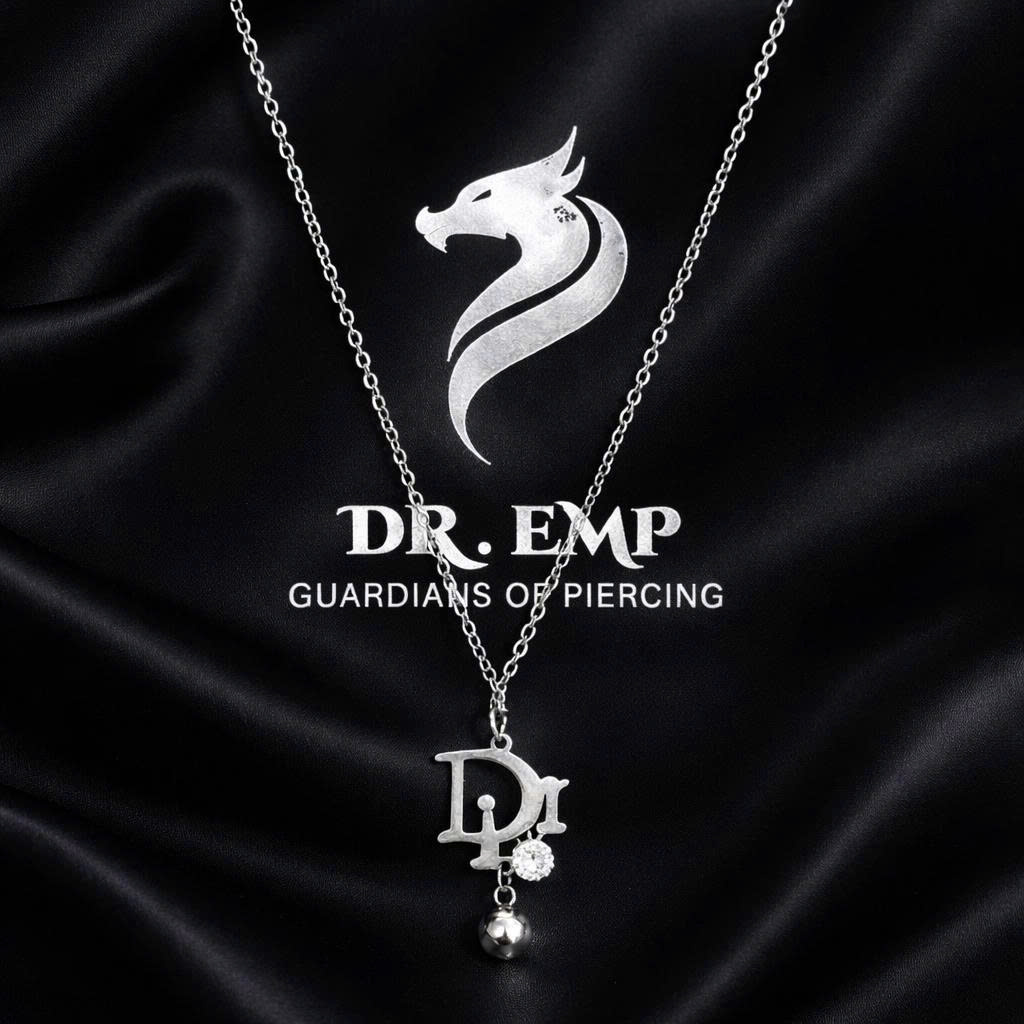 vòng cổ titan bạc charm Dior đính kim cương trắng rơi bi bạc