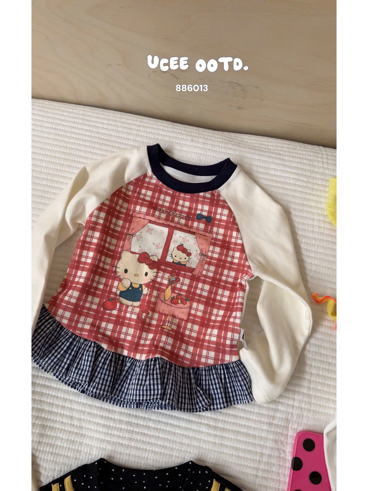 UC14 - Áo thun kẻ đỏ bèo xanh hoạ tiết kitty UCEE 886013