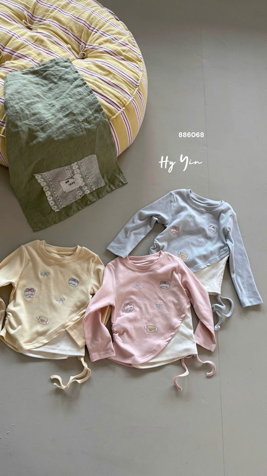UC70 - Áo dài tay thêu hoạ tiết gấu rút dây hông hãng UCEE 886068 (Sz90-130)_thumbnail_0