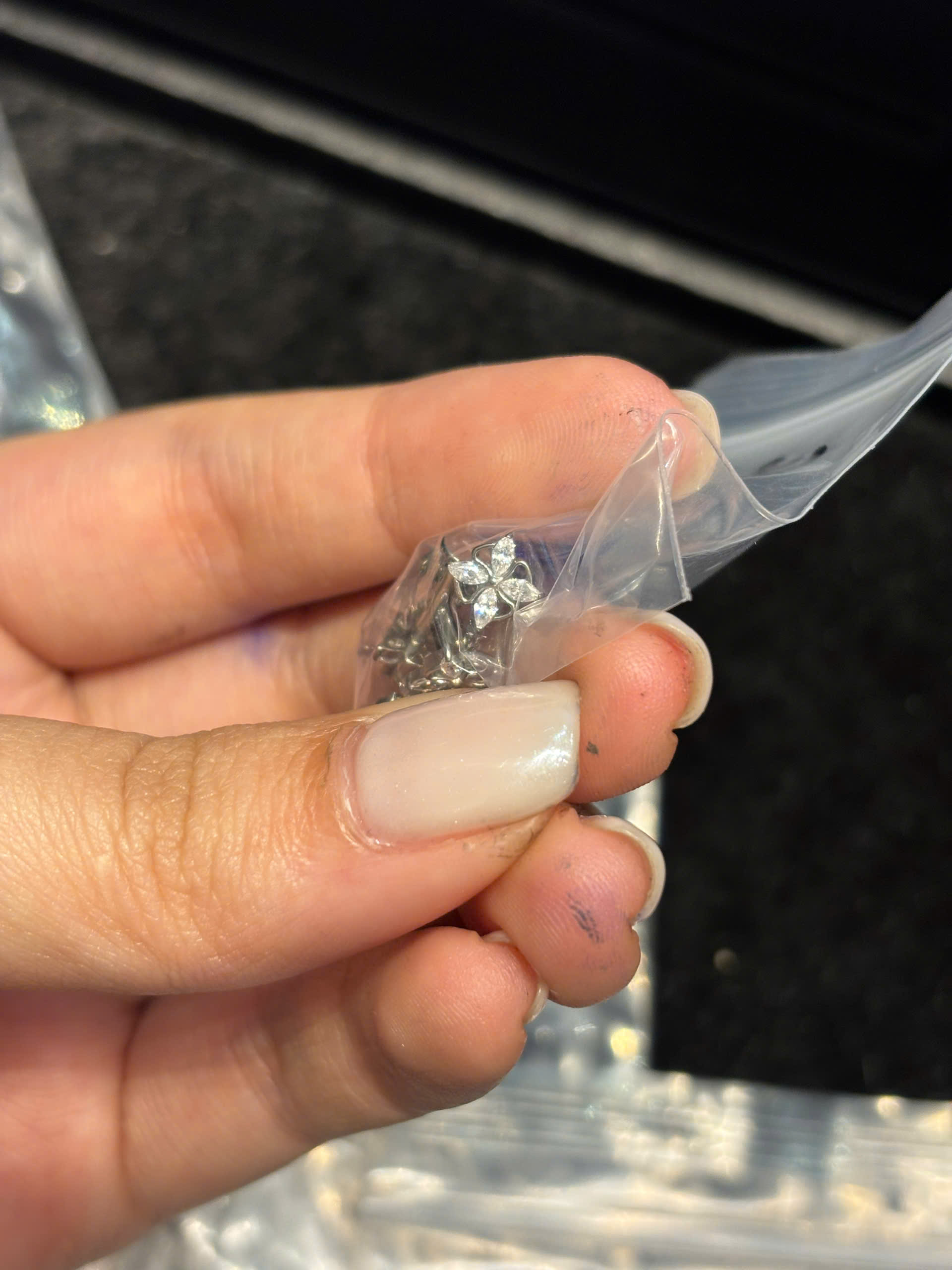 Khuyên kiểu titan hoa