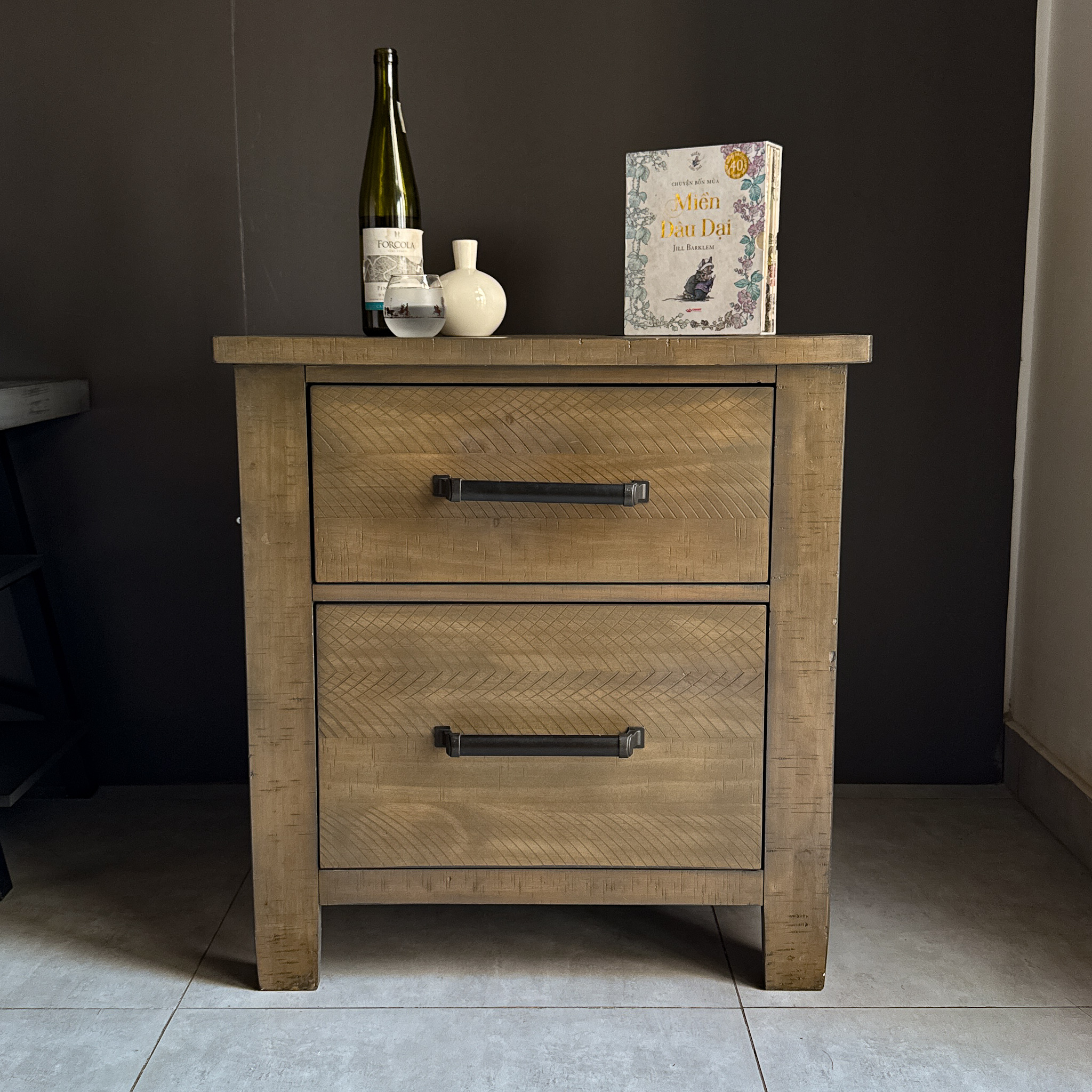 TỦ TRANG TRÍ ASHLEY WOODLAND NIGHTSTAND trưng bày