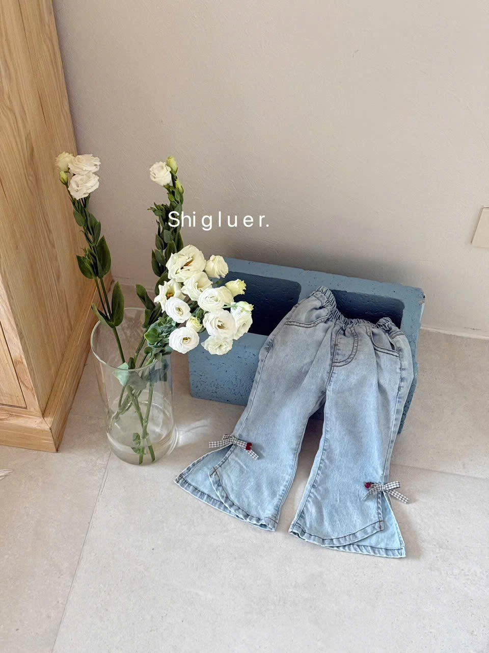 SG11 - Quần bò ống loe gấu xẻ đính nơ hãng SG