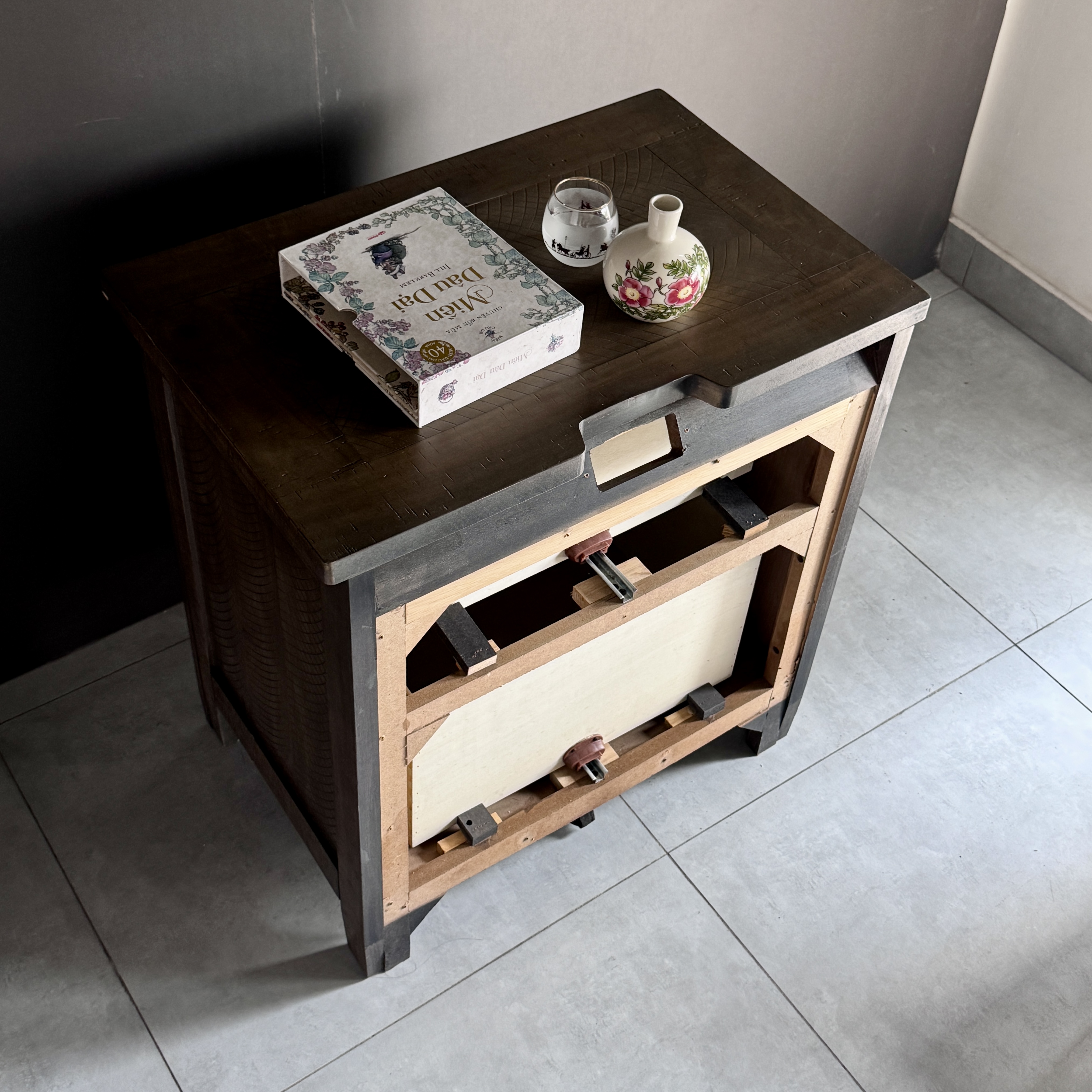 TỦ TRANG TRÍ ASHLEY WOODLAND NIGHTSTAND trưng bày_thumbnail_5