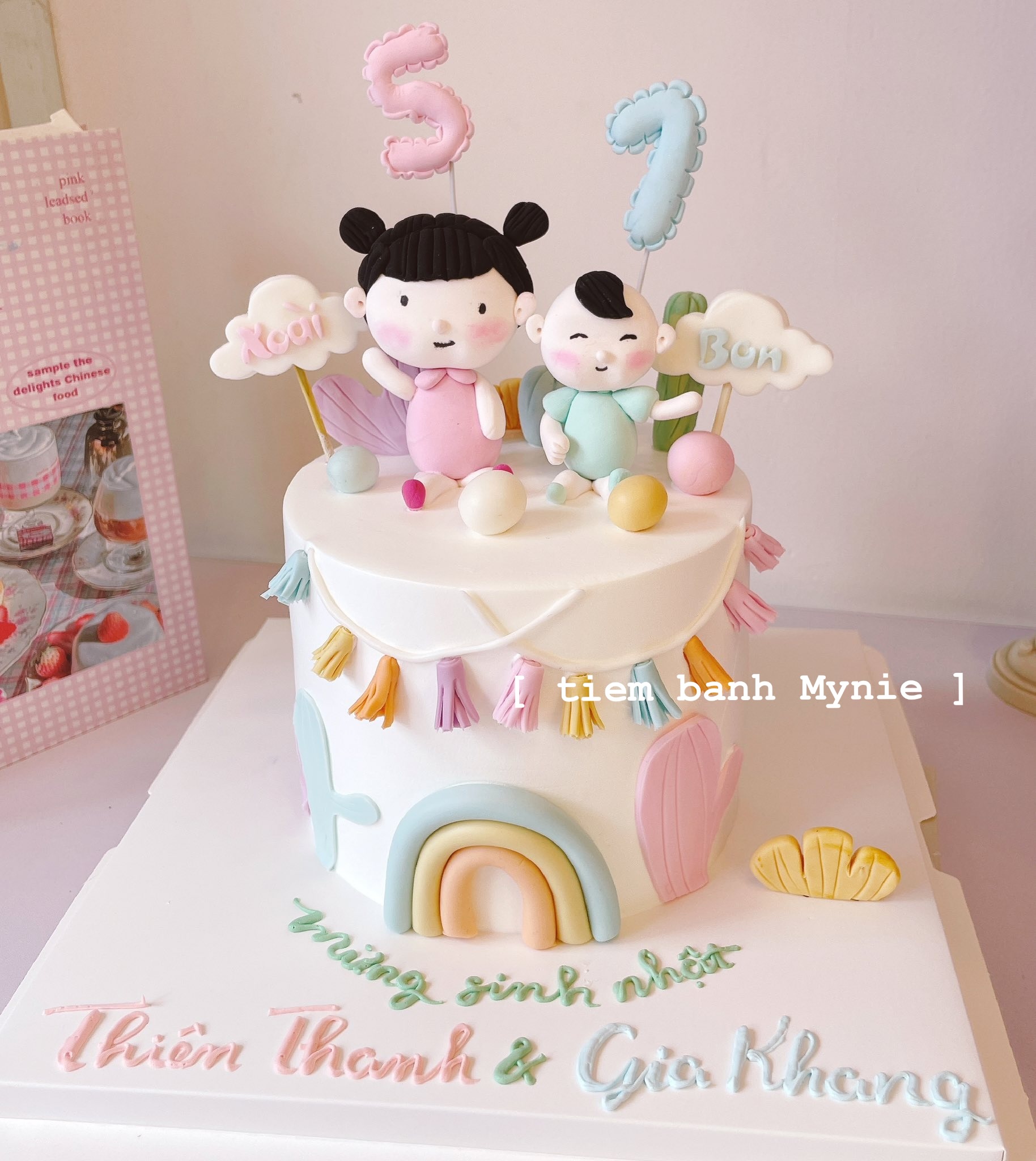 Bánh cho 2 bé trai gái tone hồng mix xanh dương