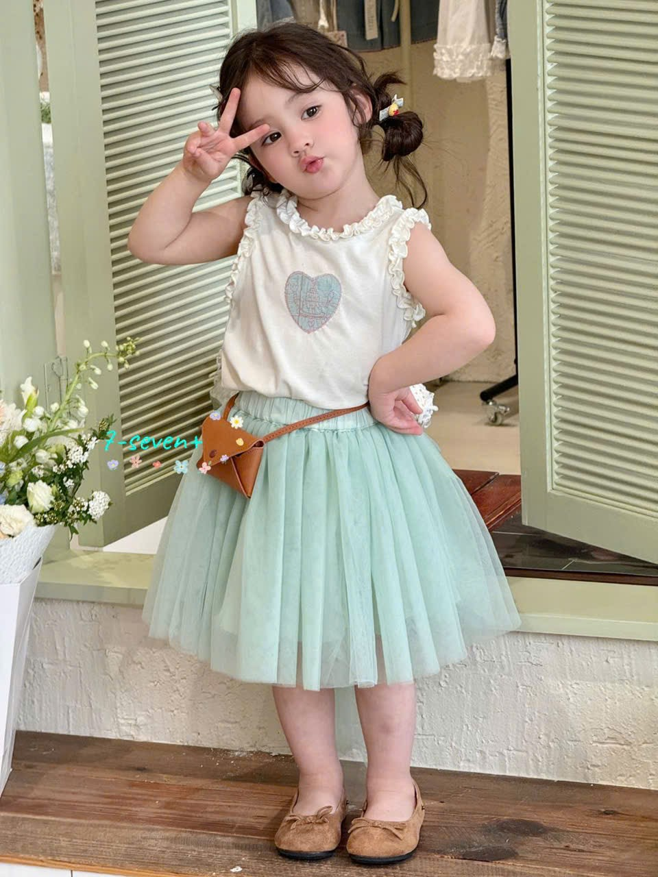 H204 - Áo thun sát nách viền bèo hoạ tiết trái tim hãng Seven