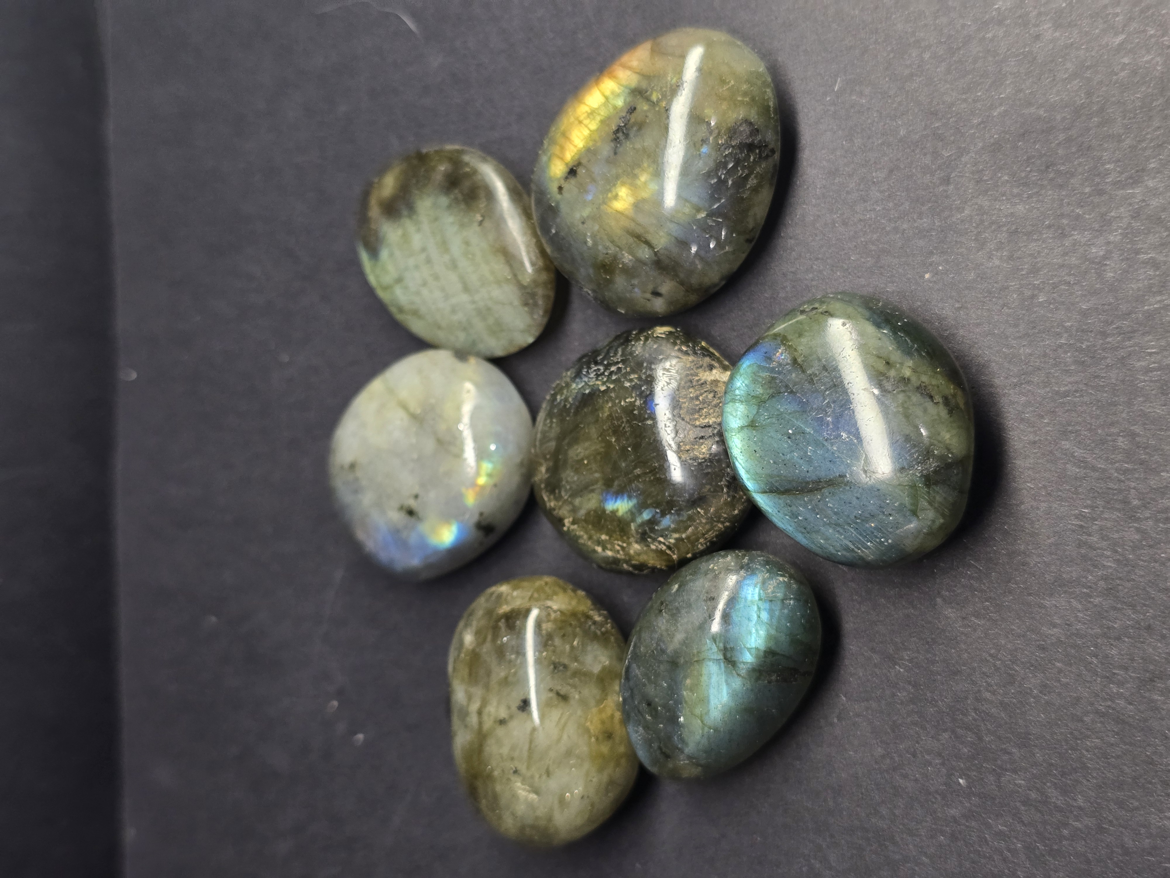 Đá cuội đã mài bóng / Tumbled Labradorite Hắc Nguyệt Quang size 2 - 4cm/viên