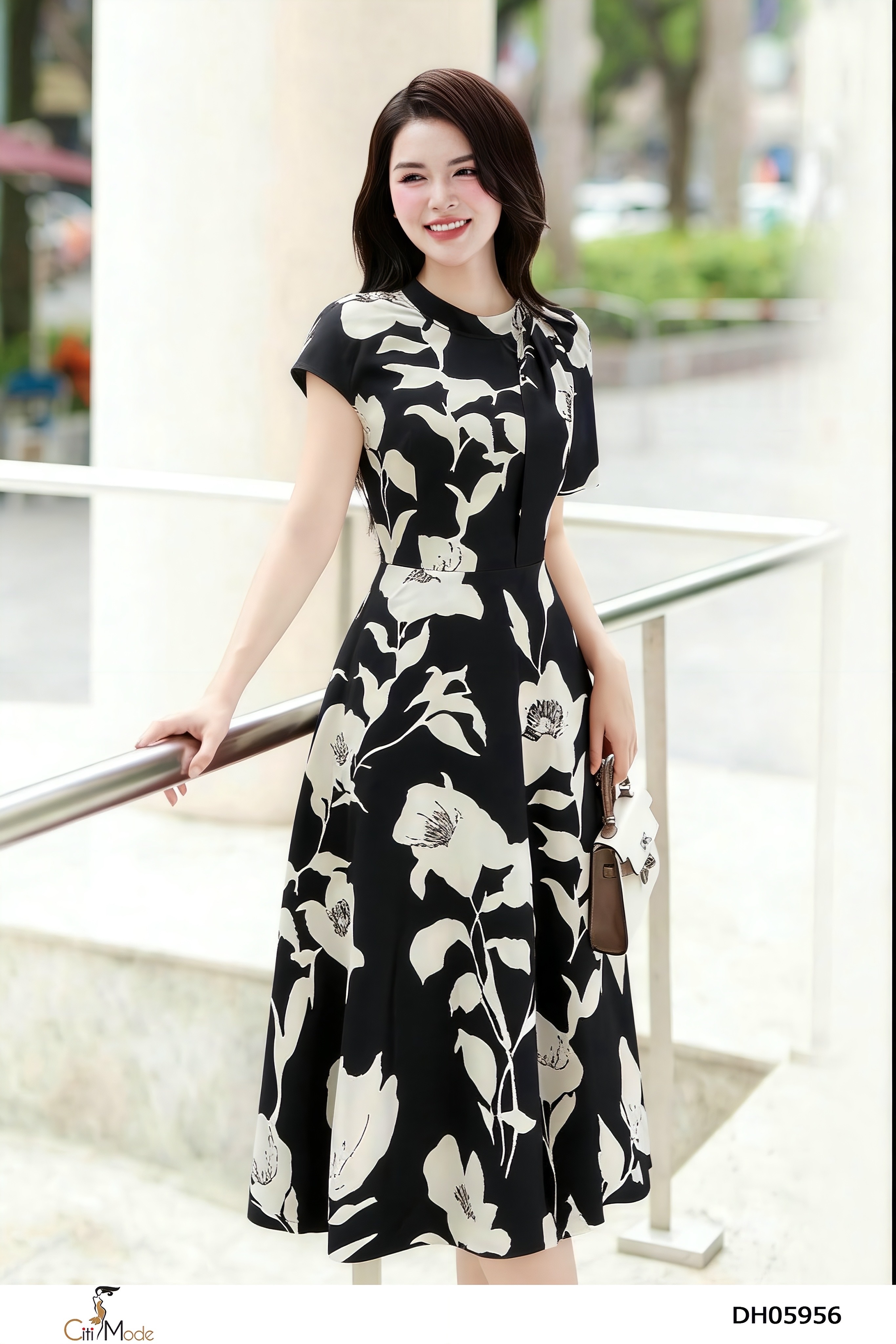 Đầm xòe đen in hoa trắng cổ phối nơ tay cách điệu