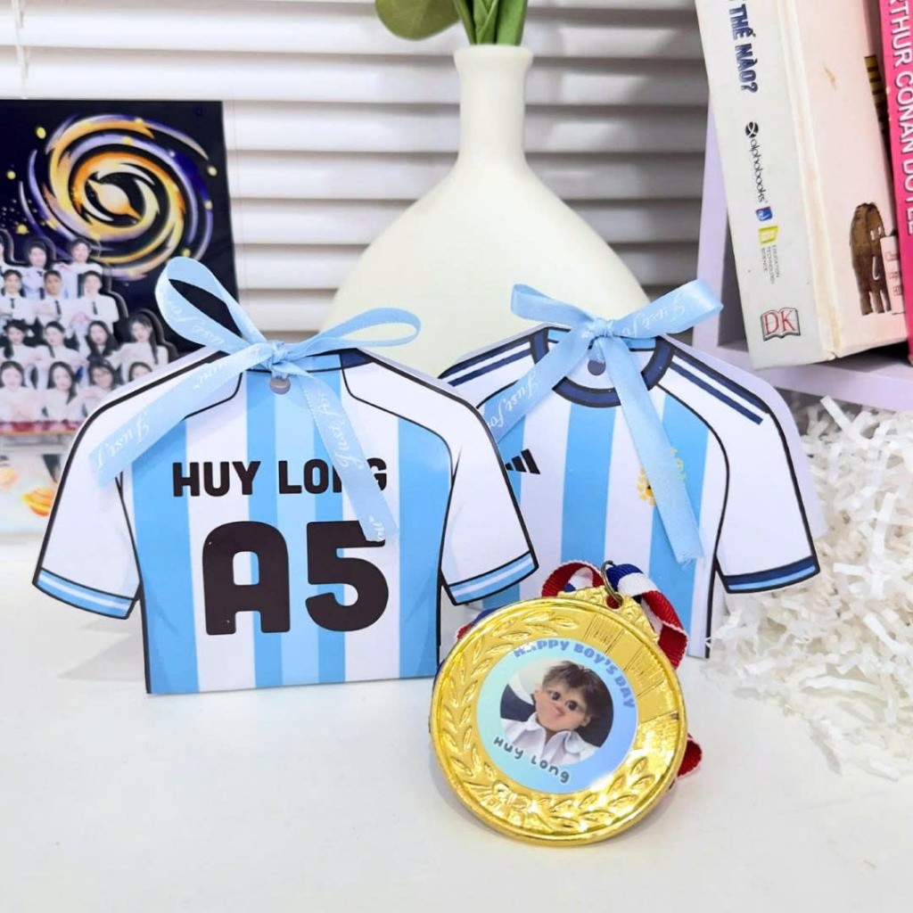 Set Túi quà Áo Đá Banh (Áo Đá Bóng) + Huy Chương in theo yêu cầu phù hợp tặng Boy's Day, Kỷ Yếu, Sinh nhật, Anniversary_thumbnail_1