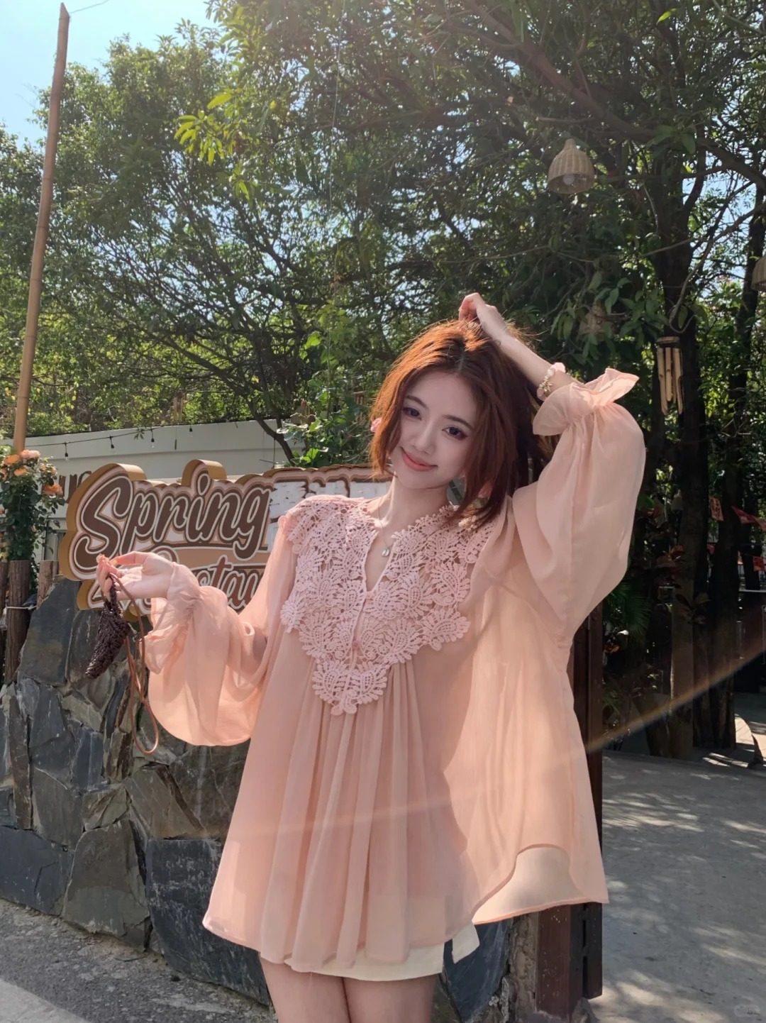 Áo sơ mi voan tơ ngực khoét phối ren phom suông rộng