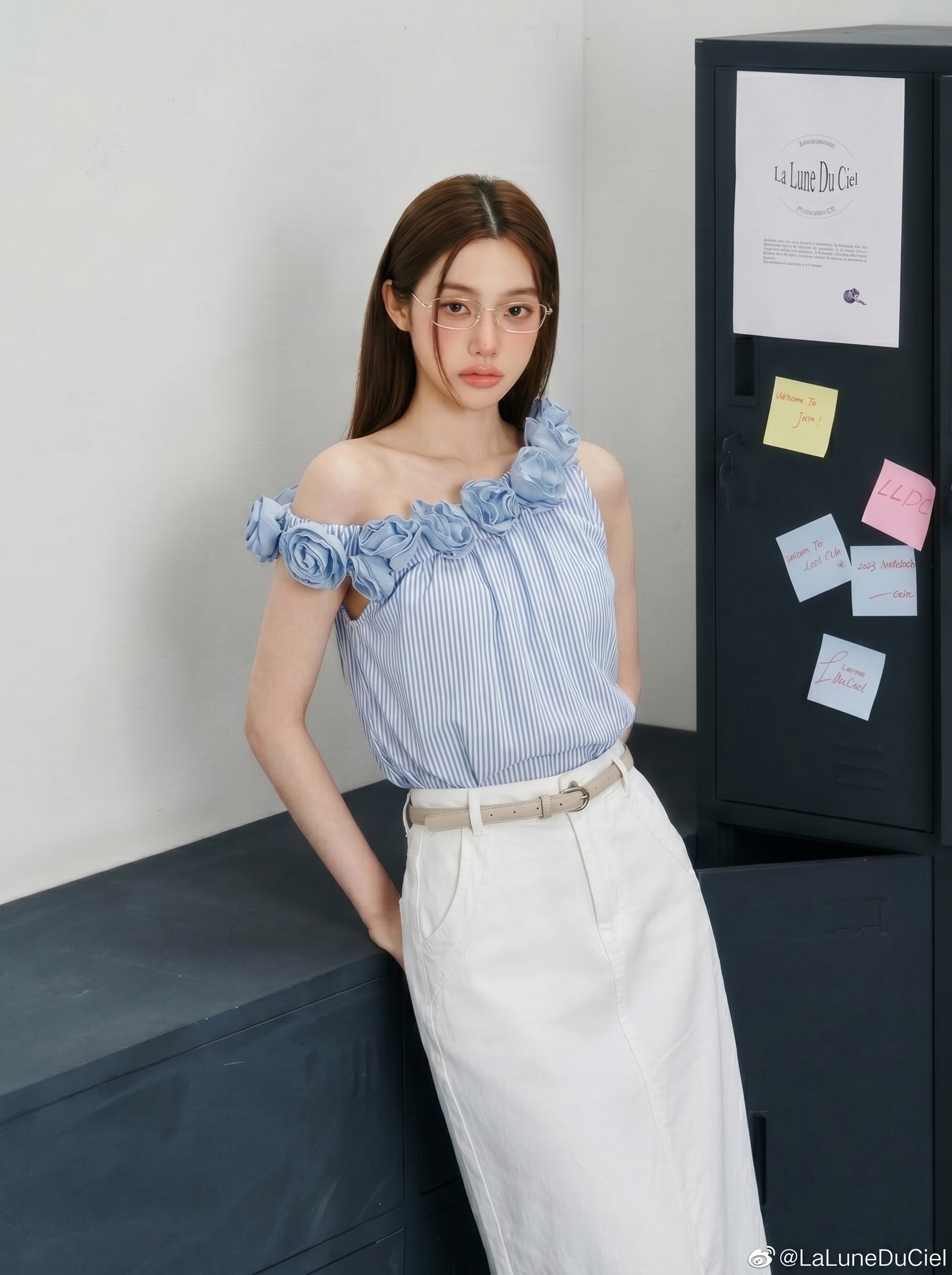 Lucas - Áo sơ mi kẻ sọc lệch vai viền hoa nổi gấu bom