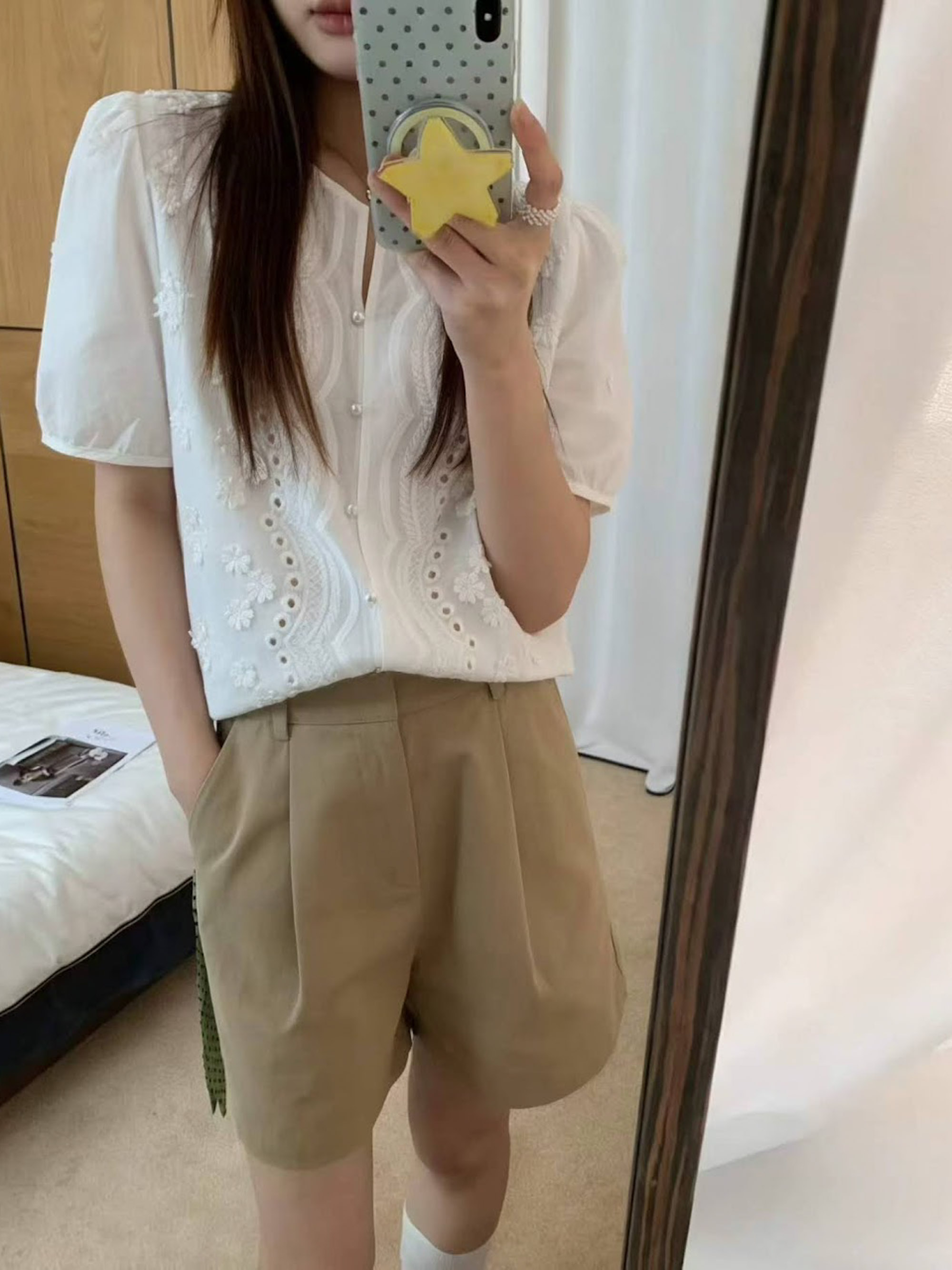 Áo sơ mi thô thêu cộc tay cúc ngọc sẻ khe ngực, vai bồng nhẹ