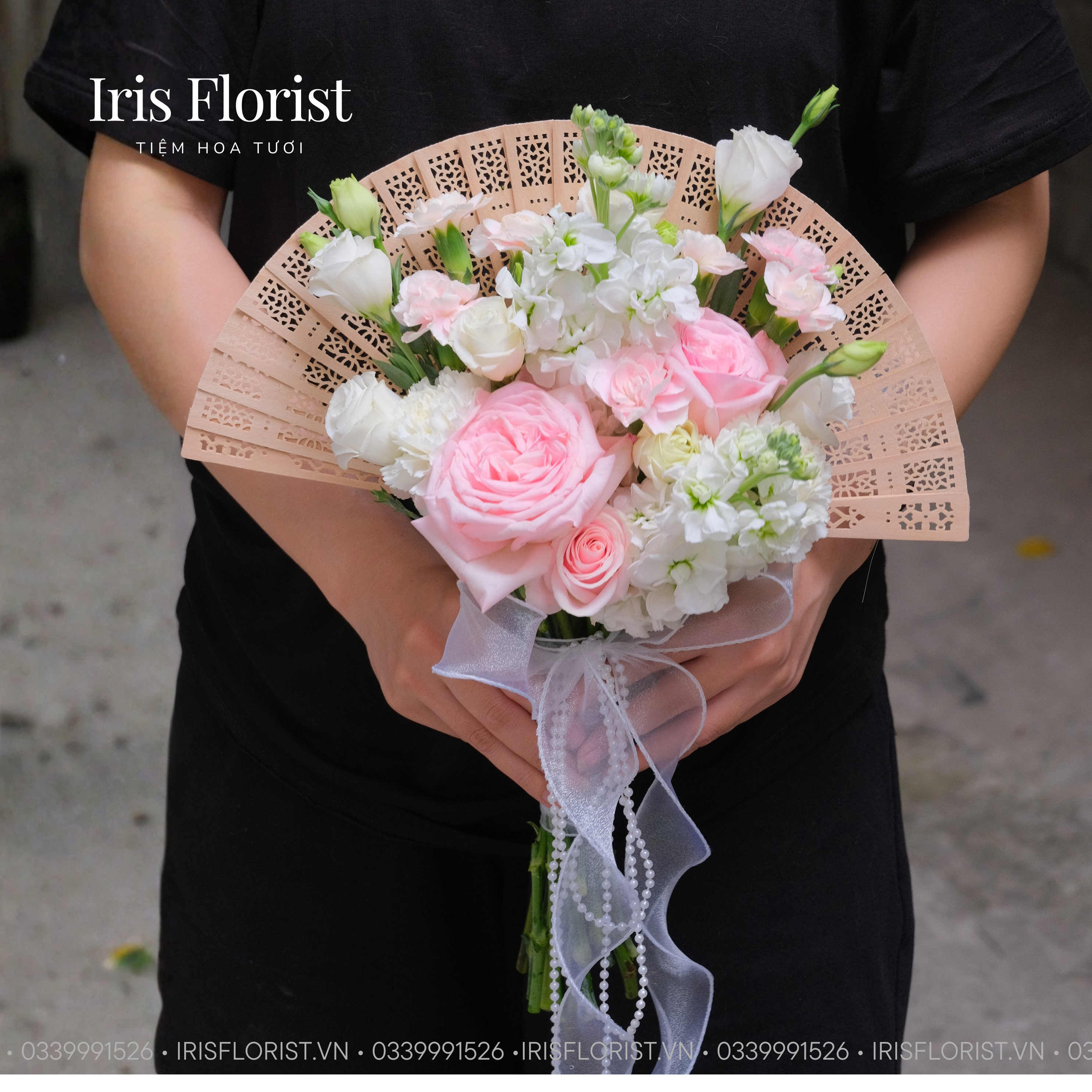 Quạt hoa tone trắng hồng