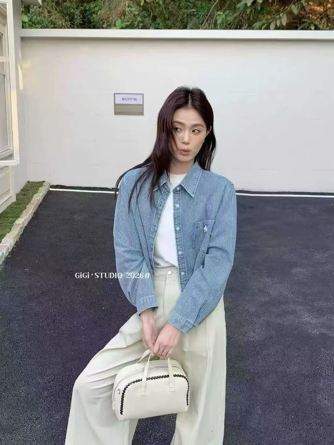 Áo sơ mi denim cổ đức ốp túi ngực thêu hình chó nhũ bạc dáng lửng