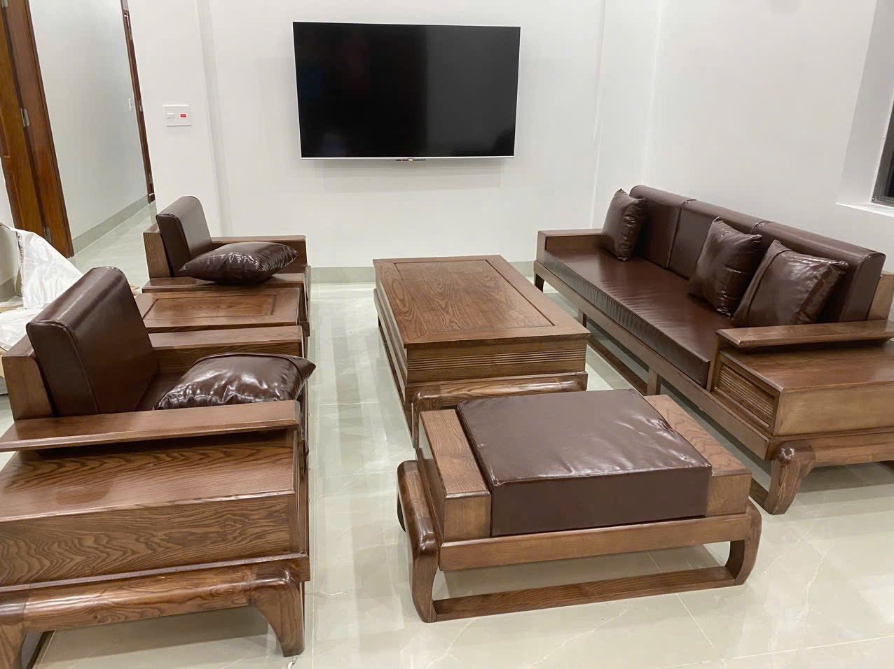 Sofa đối chân gà màu óc chó, đệm màu nâu đậm