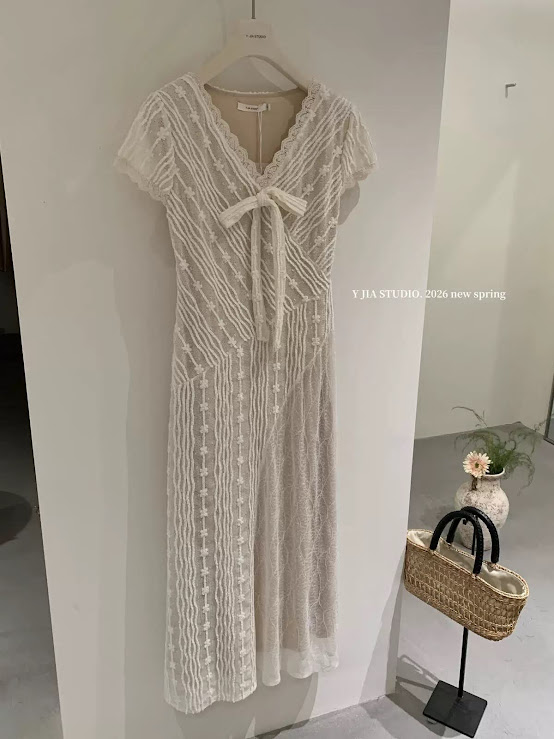 Lucas - Váy ren cộc tay cổ tim viền ren đính nơ ngực đắp chéo eo chân xòe dáng dài