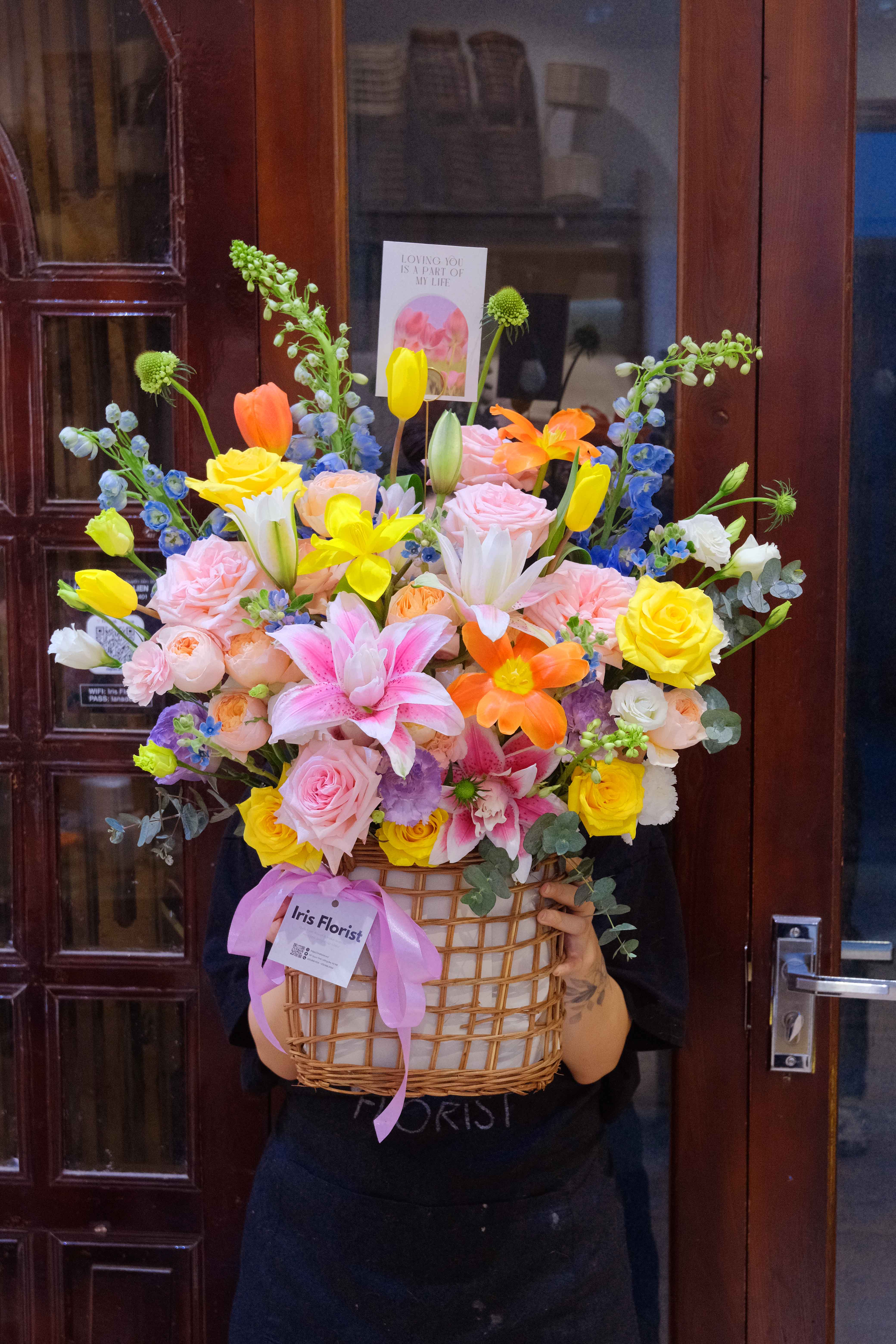 Giỏ hoa đa sắc (Tulip cam vàng mix cùng hoa ly, delphinium)