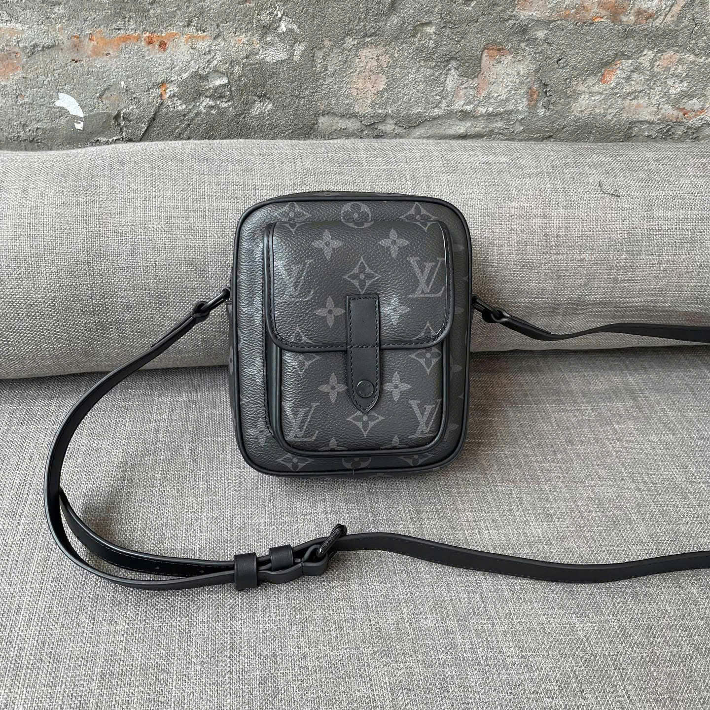 Túi đeo Louis Vuitton Christopher Wallet Monogram