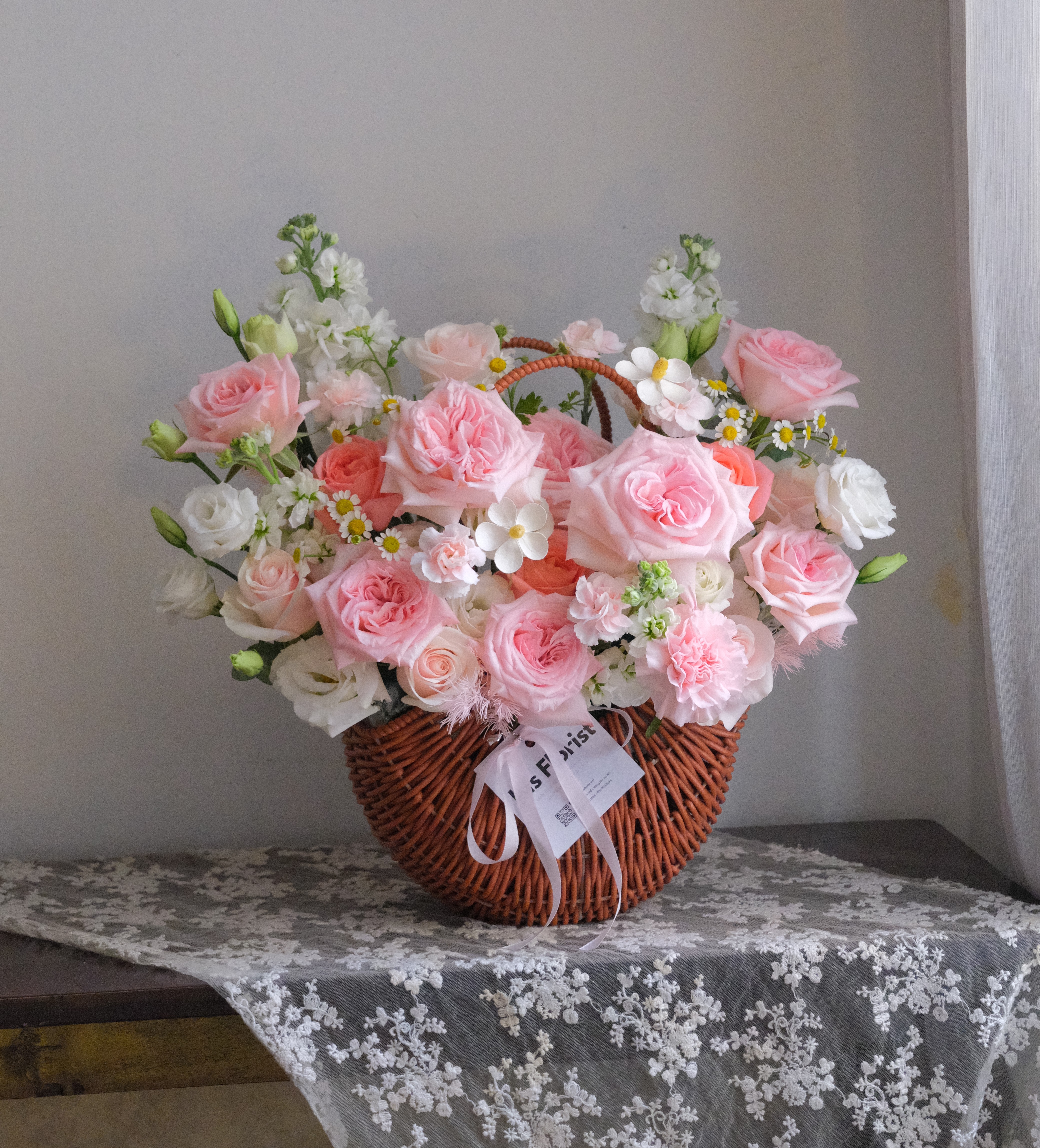 Giỏ hoa tone hồng trắng mix cúc gỗ (Giỏ oval - size M)