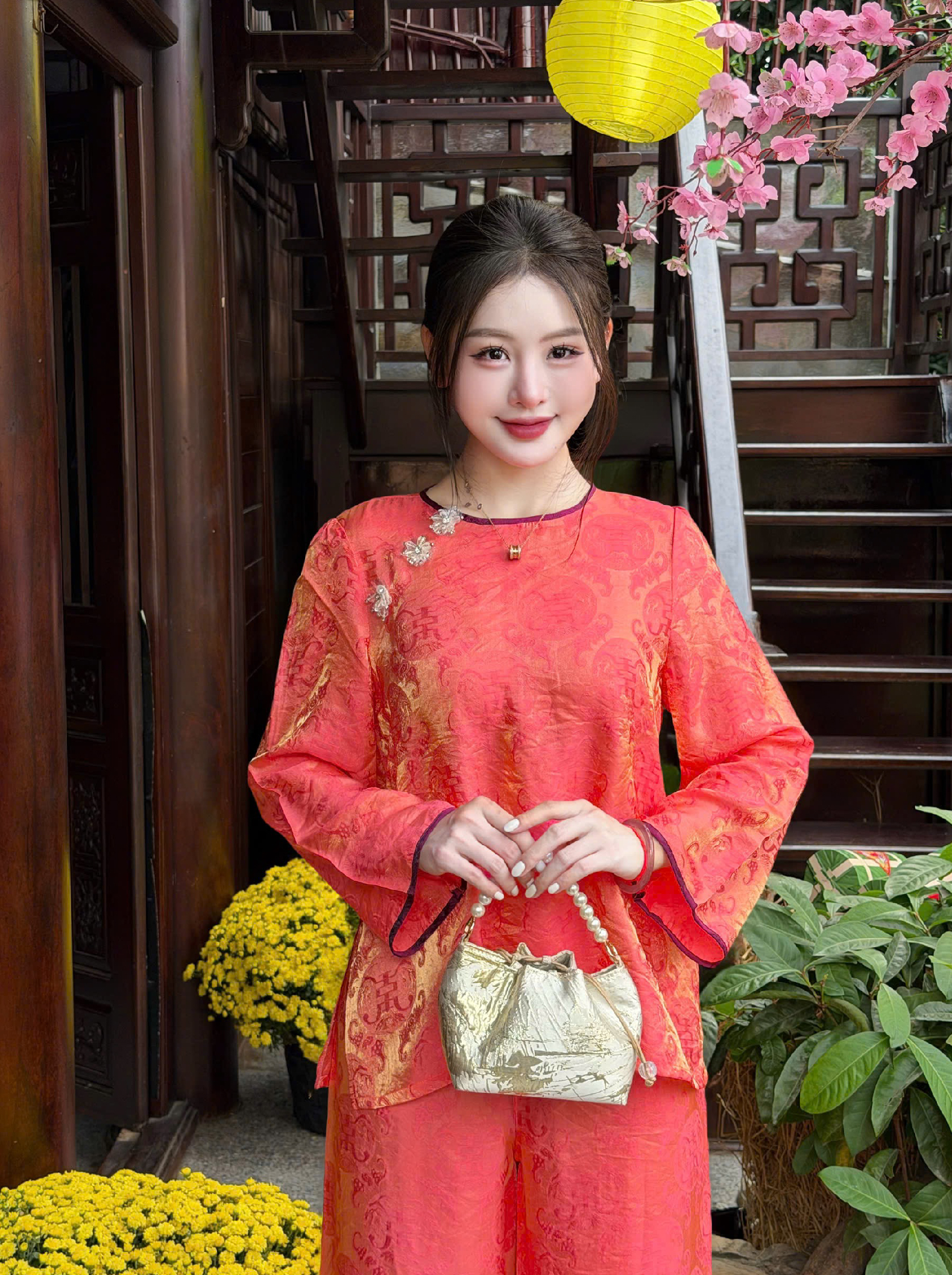 Áo Bà Ba Màu Đỏ San Hô Tơ Tằm Ánh Kim Charm Hoa _thumbnail_2