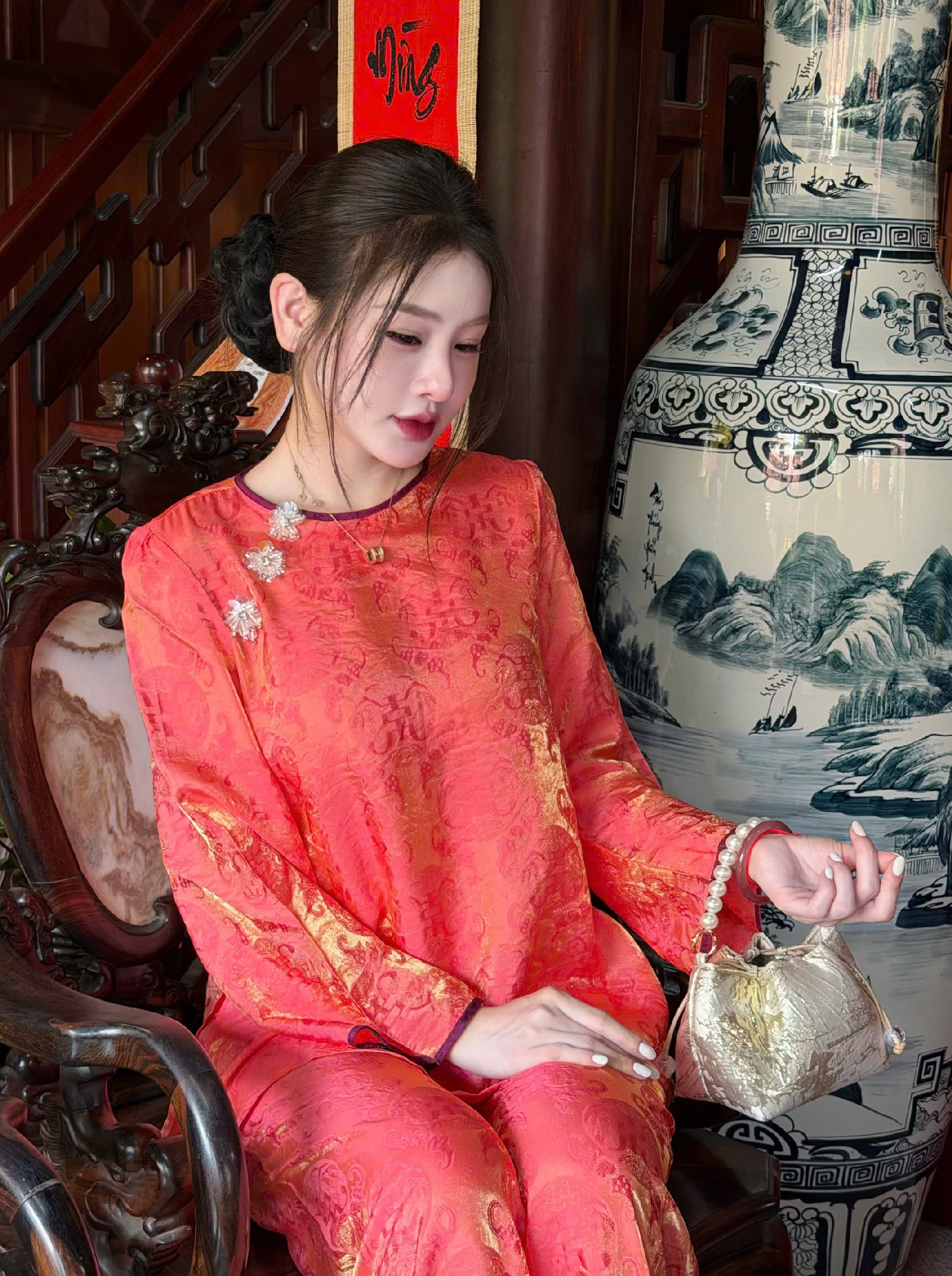 Áo Bà Ba Màu Đỏ San Hô Tơ Tằm Ánh Kim Charm Hoa _thumbnail_1