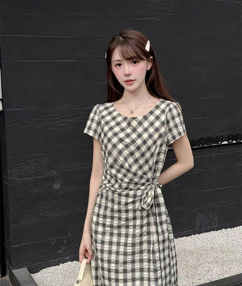 Lucas - Váy cổ tròn cộc tay rúm lệch eo dáng dài qua gối_thumbnail_7