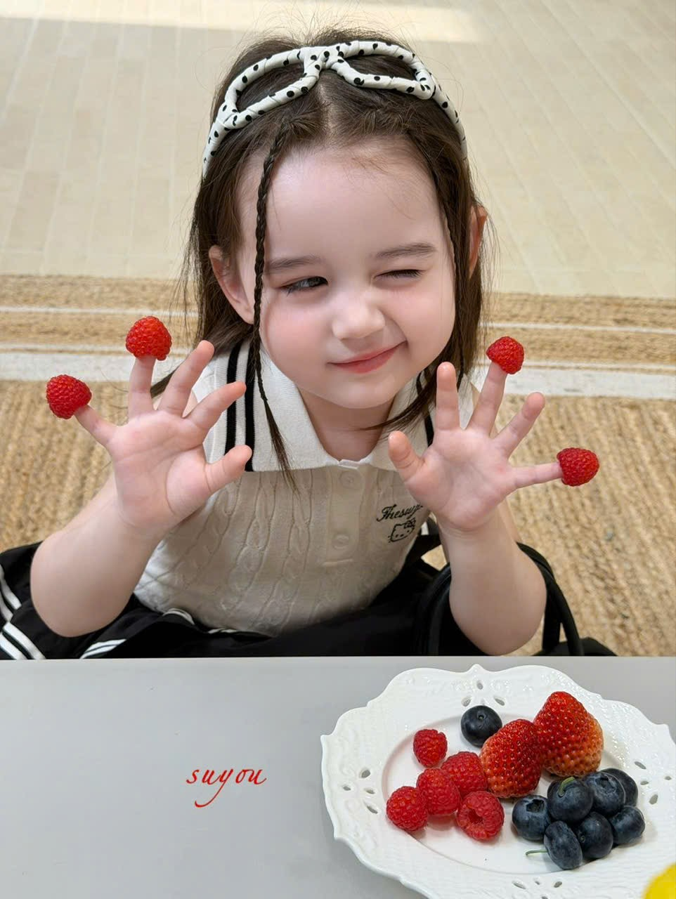 SU95 - Áo sát nách len trắng cổ bẻ hãng Suyou