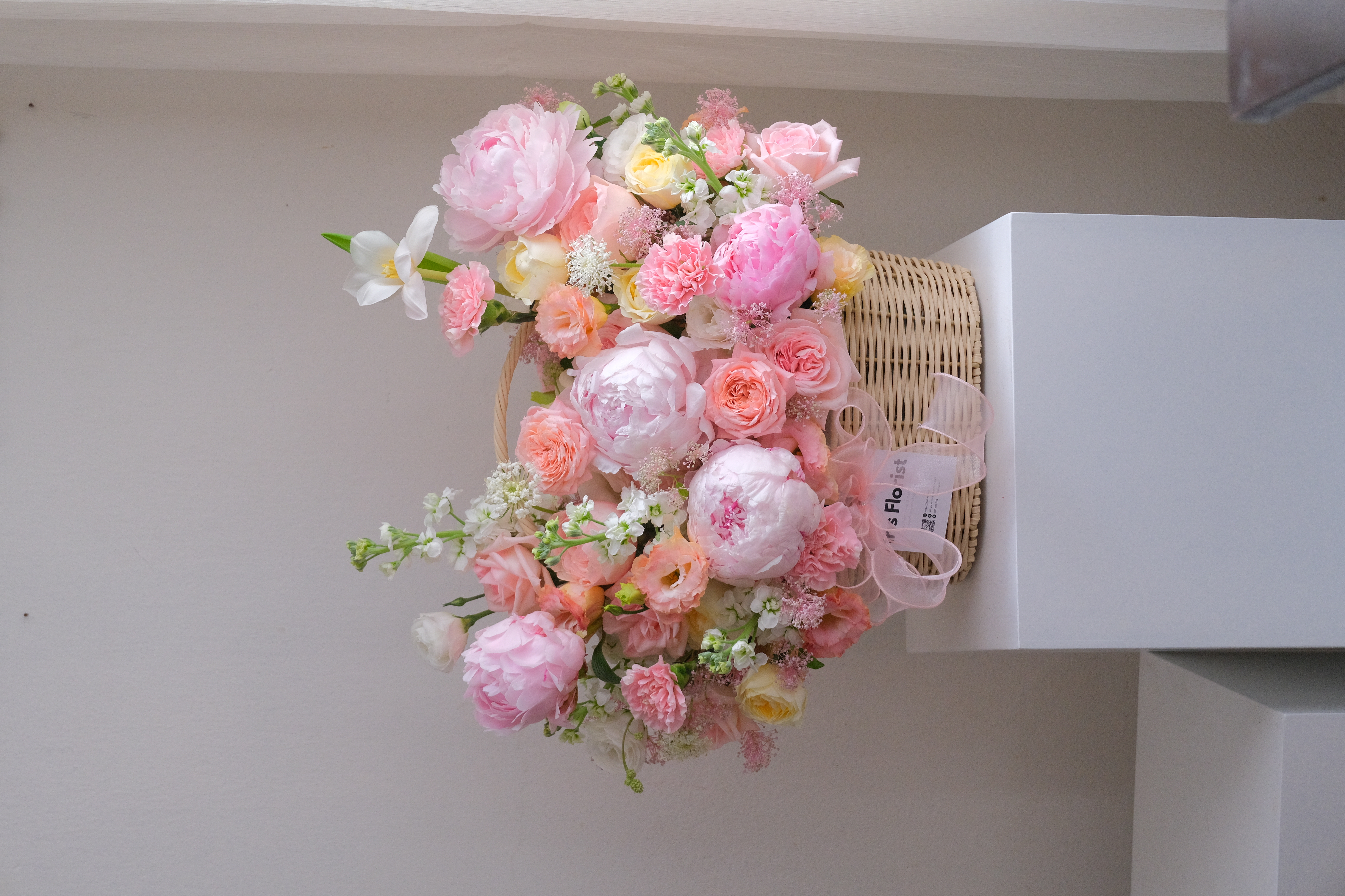 Giỏ hoa Peony mix tone cam hồng - Giỏ Oval 2 mặt hoa