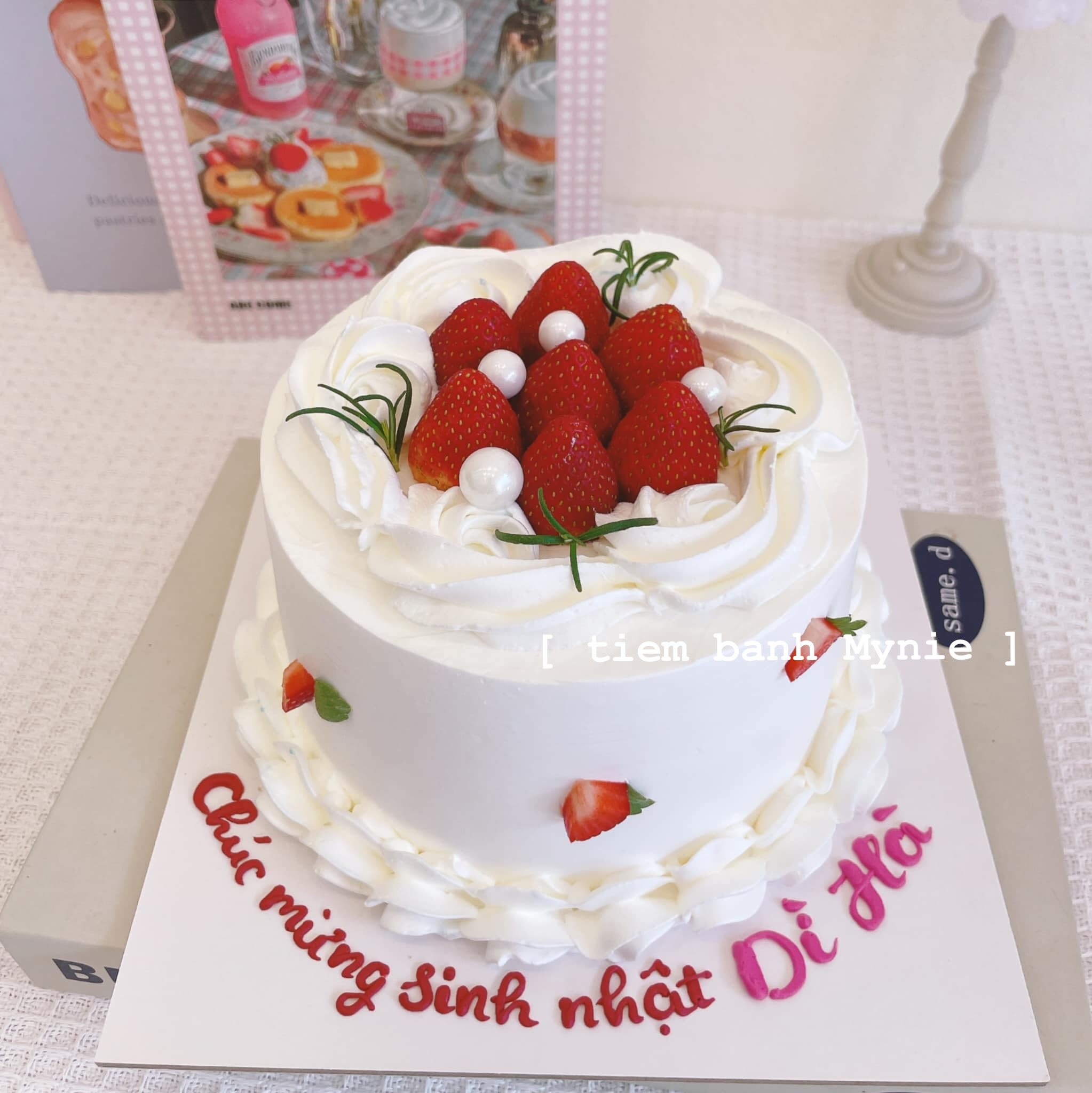 Bánh kem trang trí dâu tây TT0031