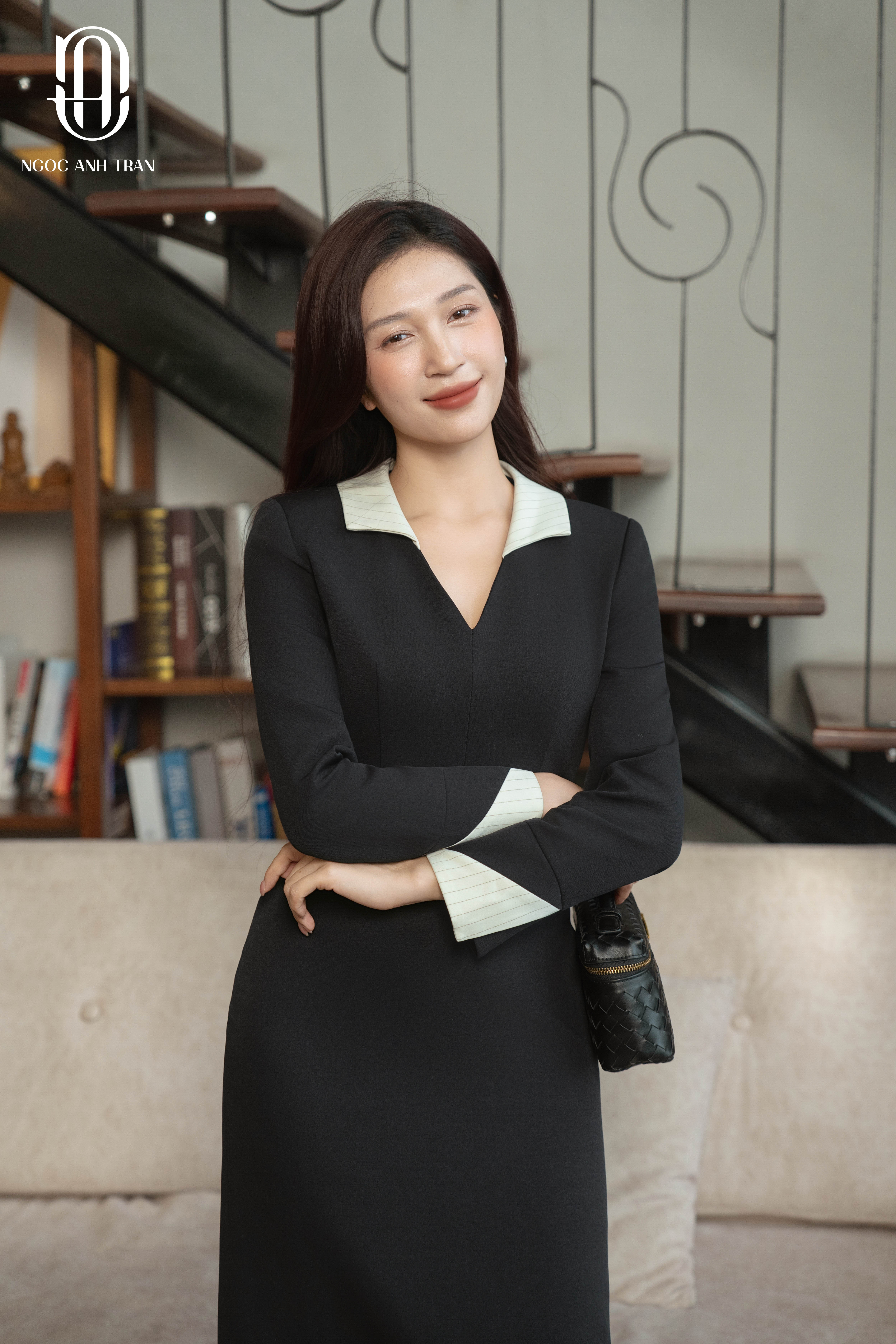 D164 - Đầm đen dài tay phối cổ V kẻ trắng